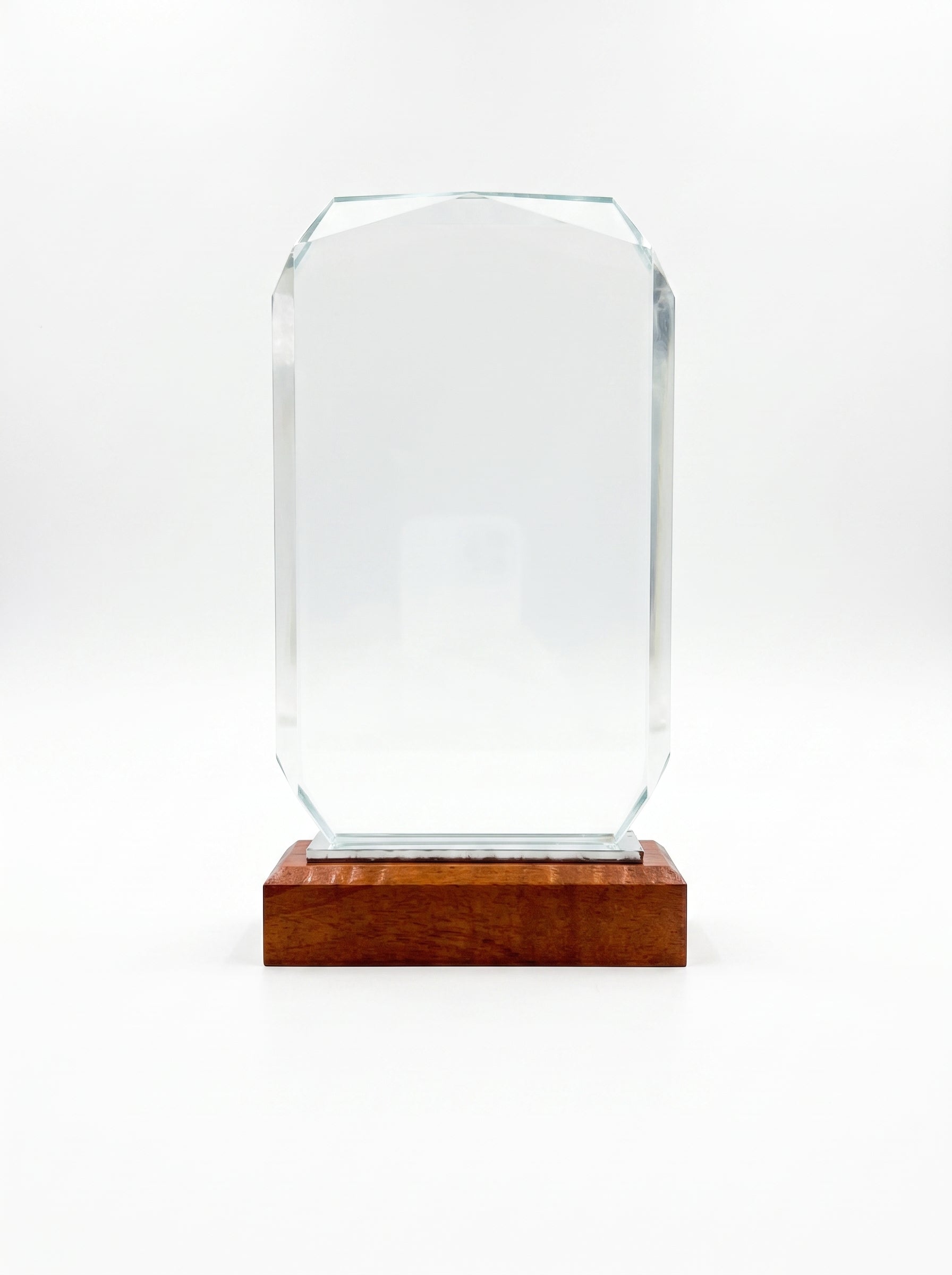 Trophée personnalisé verre et bois posé sur un bureau, idéal comme récompense d'entreprise.