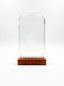 Trophée personnalisé verre et bois posé sur un bureau, idéal comme récompense d'entreprise.