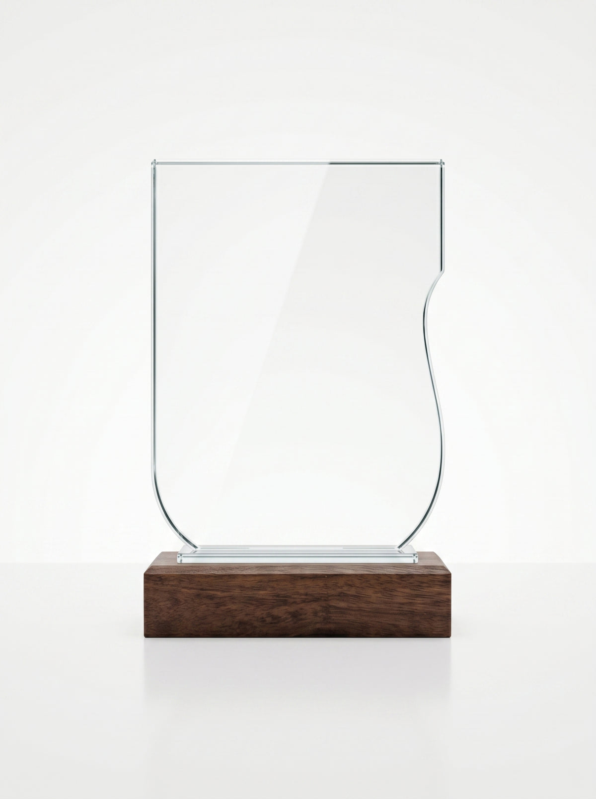 Trophée personnalisé verre et bois aux lignes fluides pour une récompense d'entreprise prestigieuse.