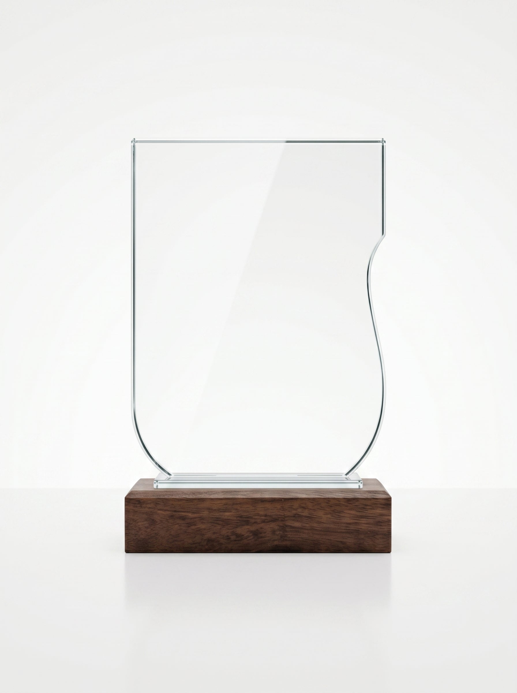 Trophée personnalisé verre et bois aux lignes fluides pour une récompense d'entreprise prestigieuse.