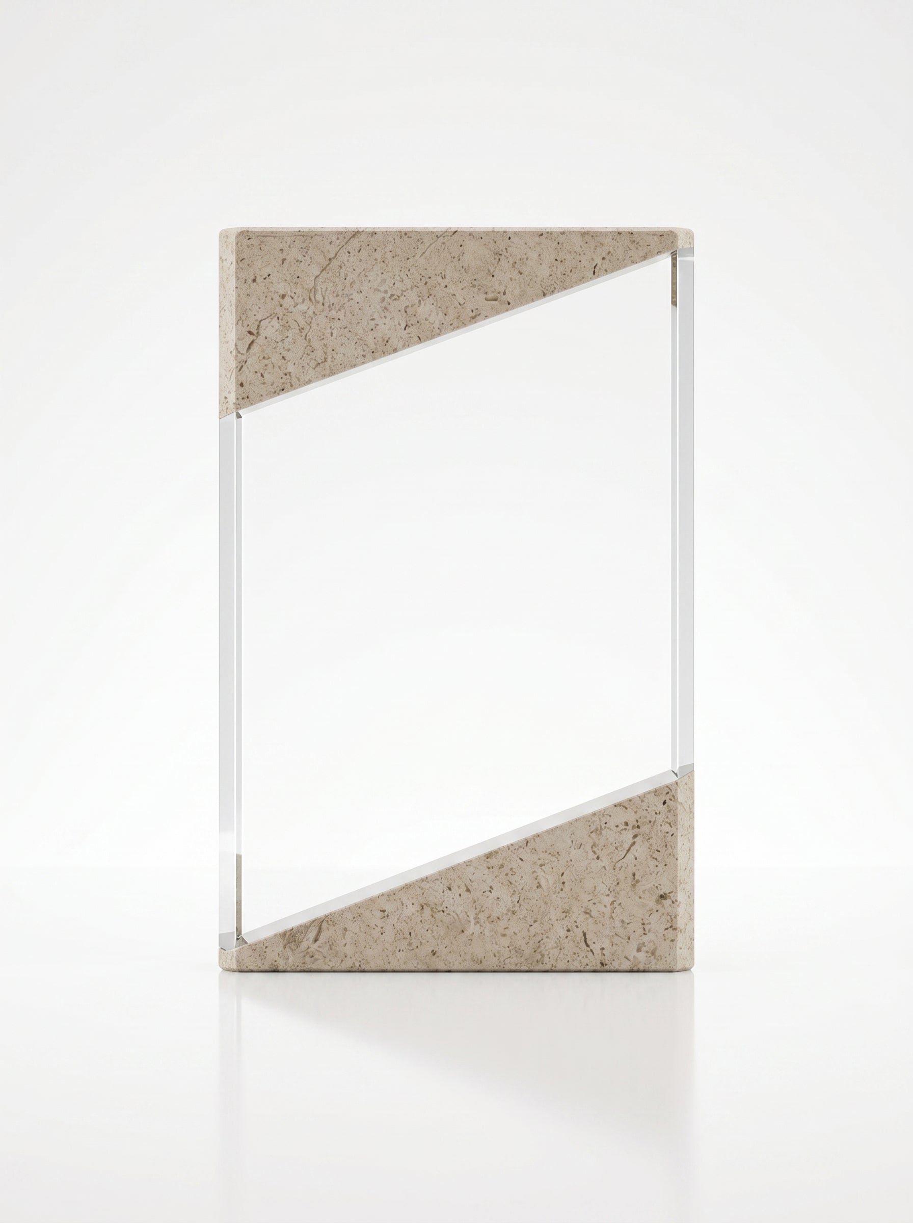 Trophée d'entreprise personnalisé au design géométrique moderne, associant la pureté du verre transparent à la texture brute du marbre beige. Image principale du produit