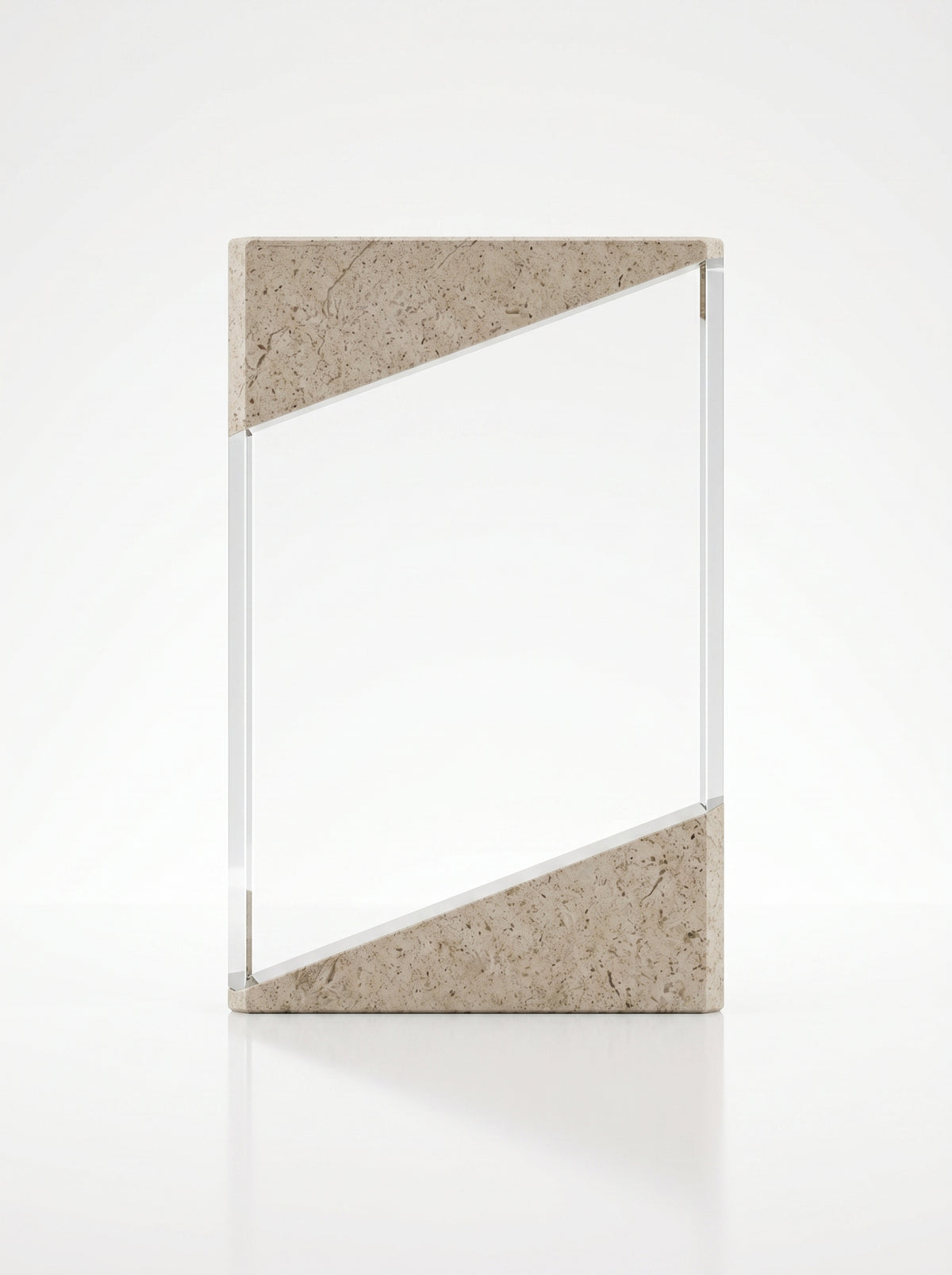 Trophée d'entreprise personnalisé au design géométrique moderne, associant la pureté du verre transparent à la texture brute du marbre beige.