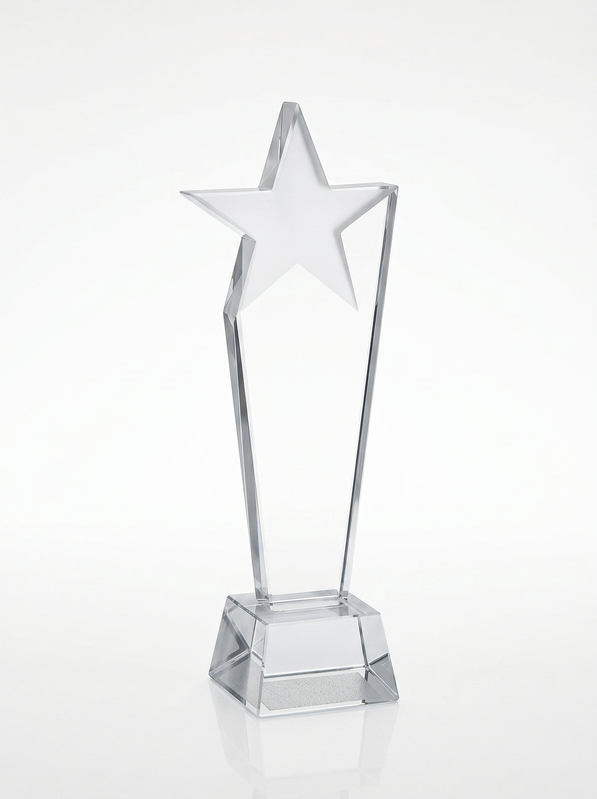 Trophée en verre en forme d'étoile sur socle, idéal comme trophée de bureau.