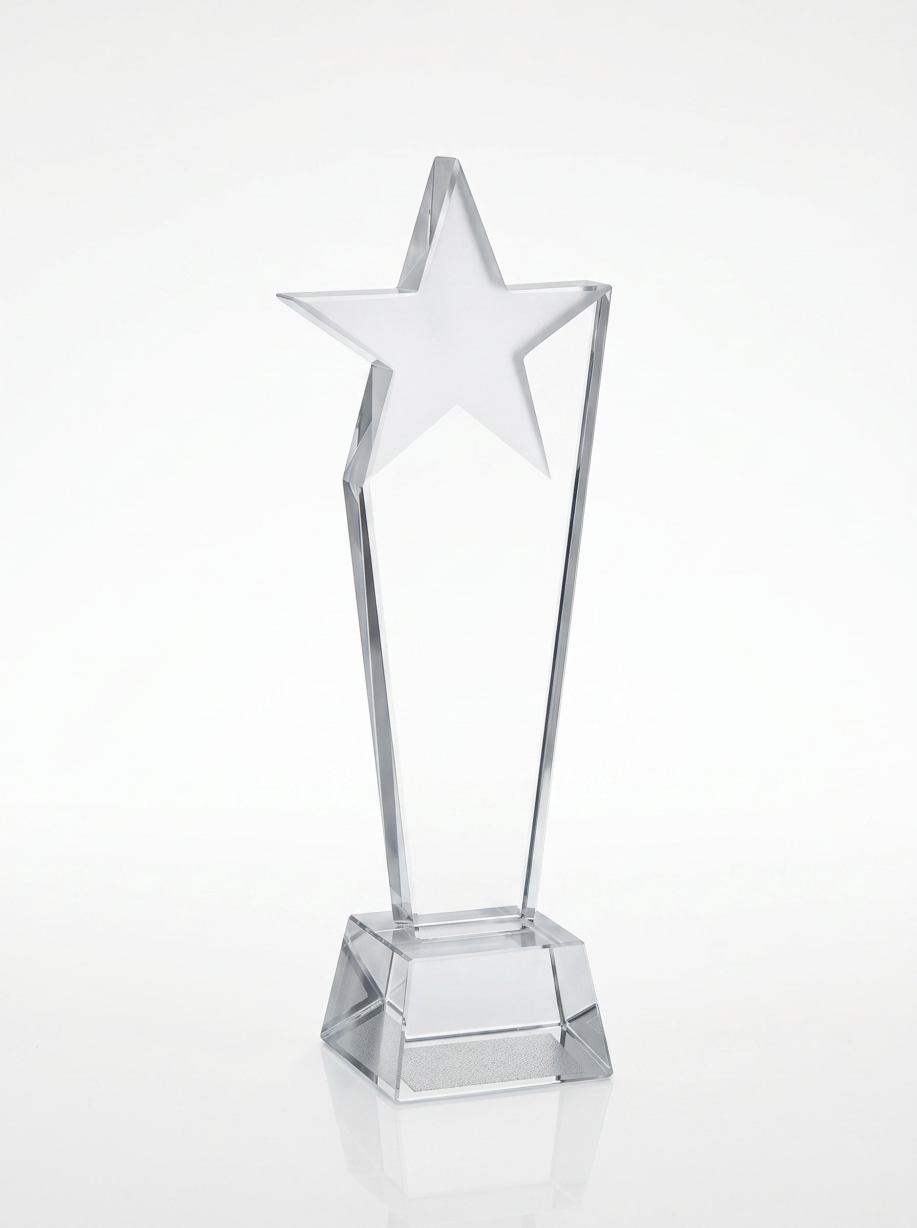 Trophée en verre en forme d'étoile sur socle, idéal comme trophée de bureau.