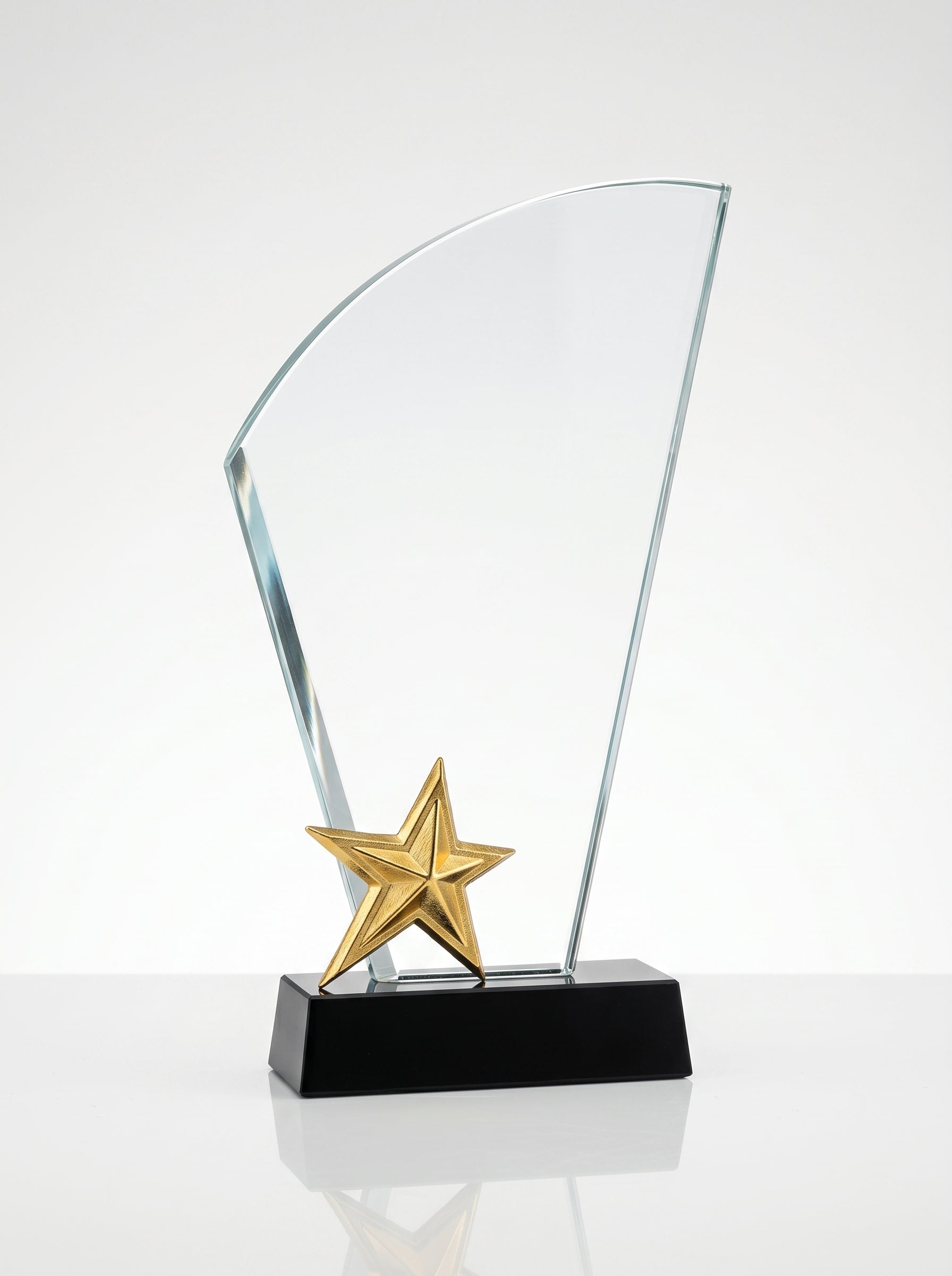Trophée en verre avec étoile dorée en relief sur socle noir, idéal pour la reconnaissance collaborateur.