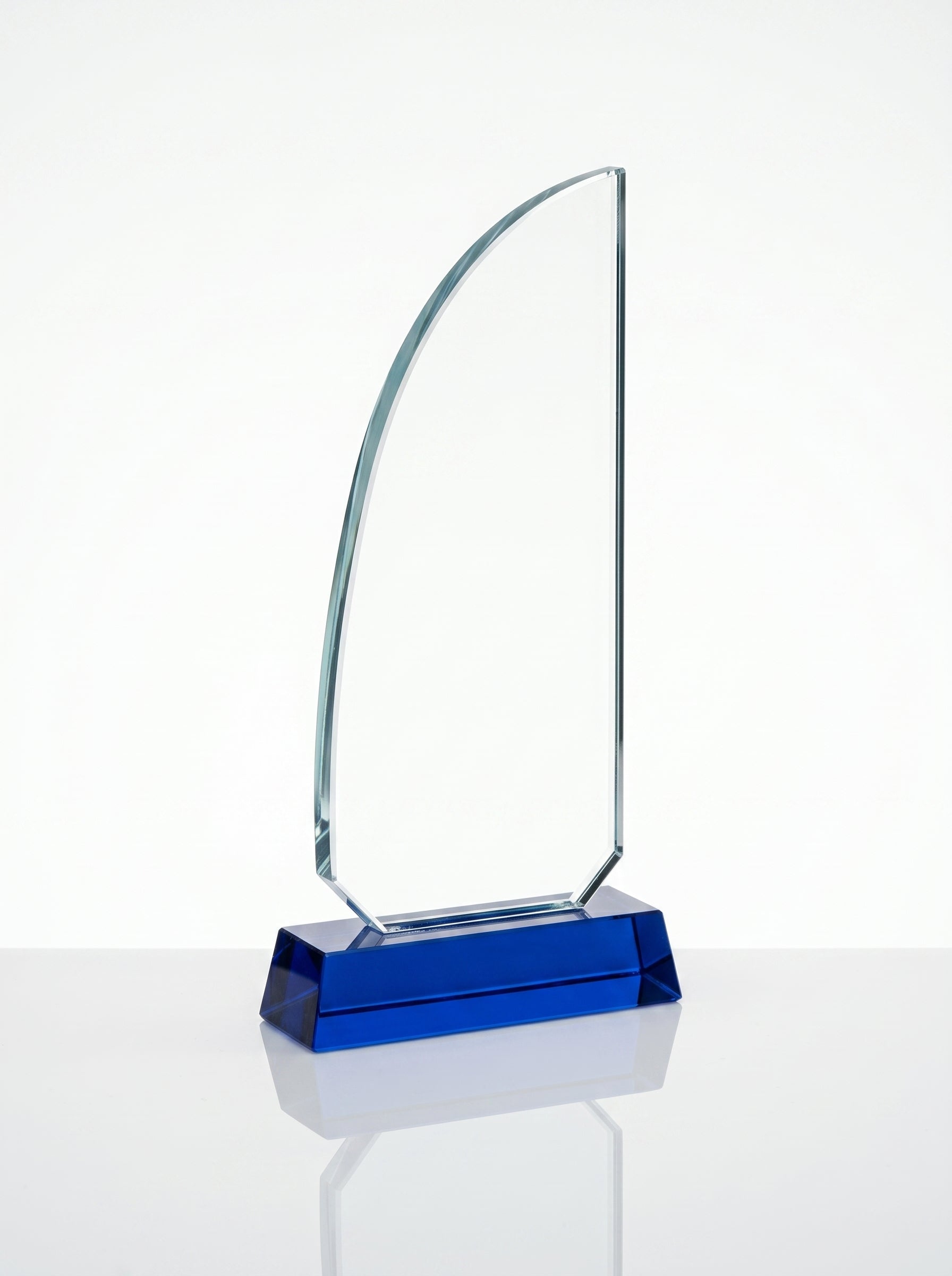 Trophée en verre épuré avec base bleue, idéal comme récompense cristal pour vos collaborateurs.