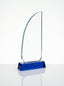 Trophée en verre épuré avec base bleue, idéal comme récompense cristal pour vos collaborateurs.