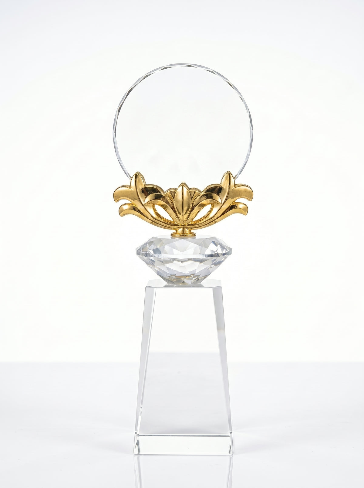 Trophée en verre avec disque rond, couronne dorée et base cristal, idéal pour la reconnaissance collaborateur.