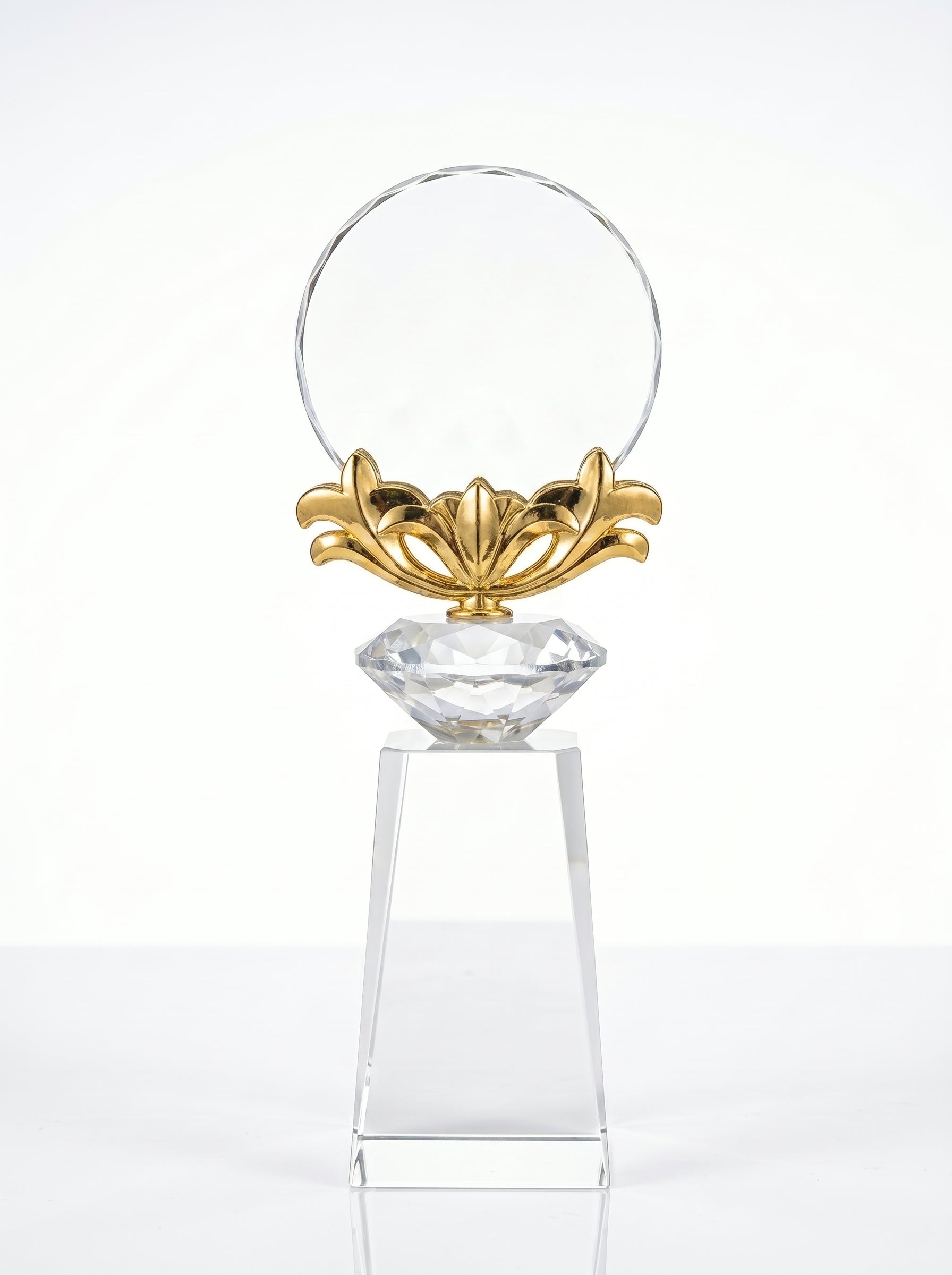 Trophée en verre avec disque rond, couronne dorée et base cristal, idéal pour la reconnaissance collaborateur.