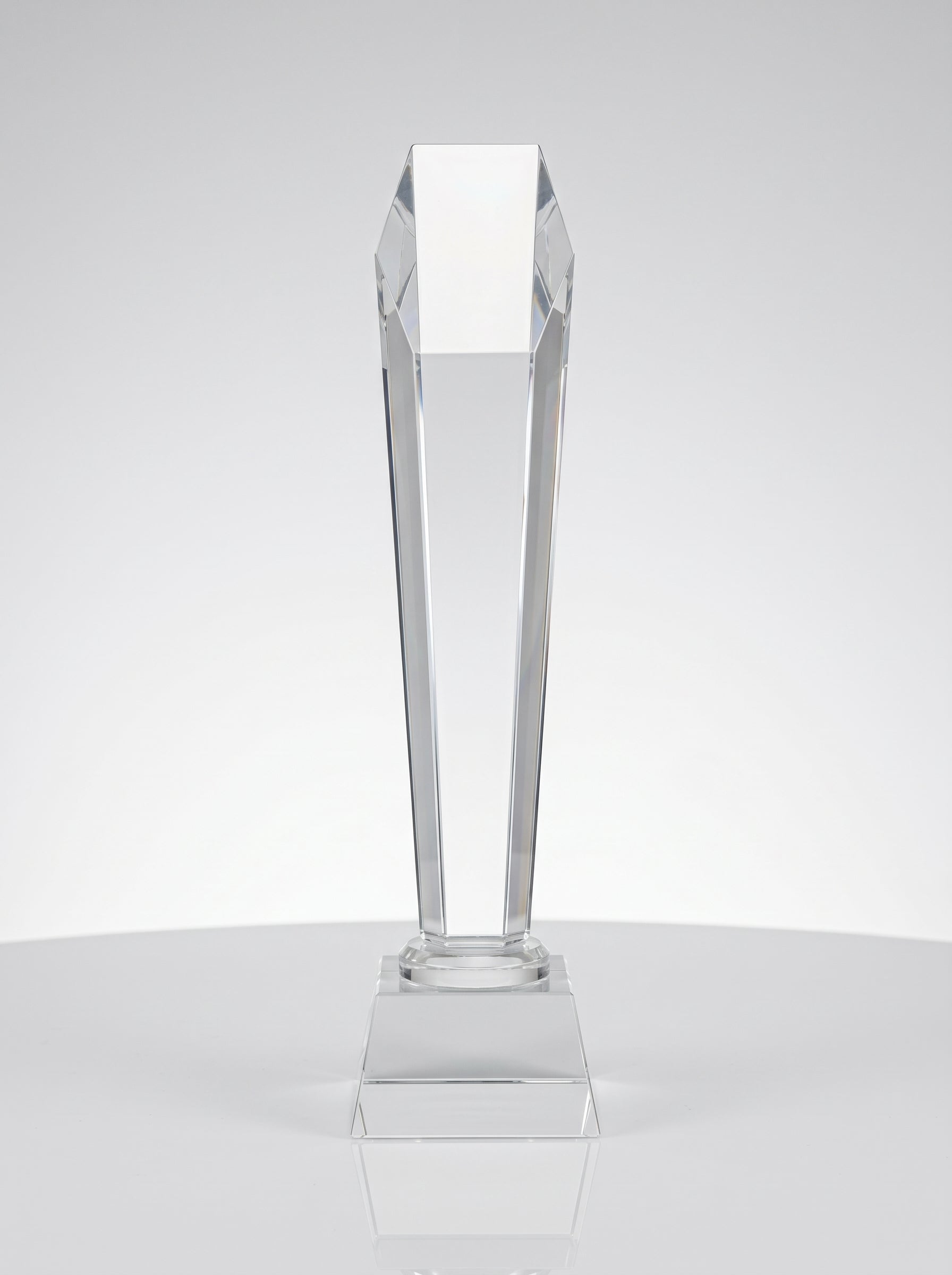Trophée en verre épuré aux lignes géométriques élancées pour récompense cristal. Image principale du produit
