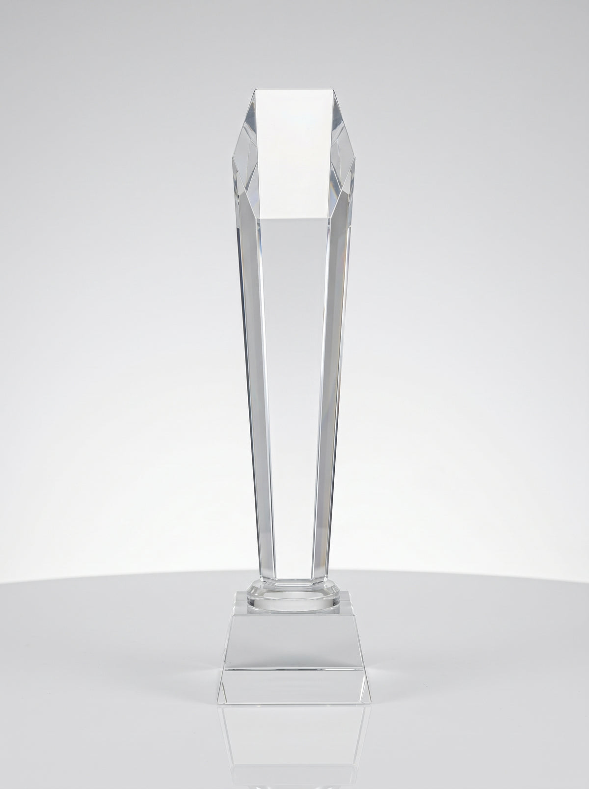 Trophée en verre épuré aux lignes géométriques élancées pour récompense cristal.