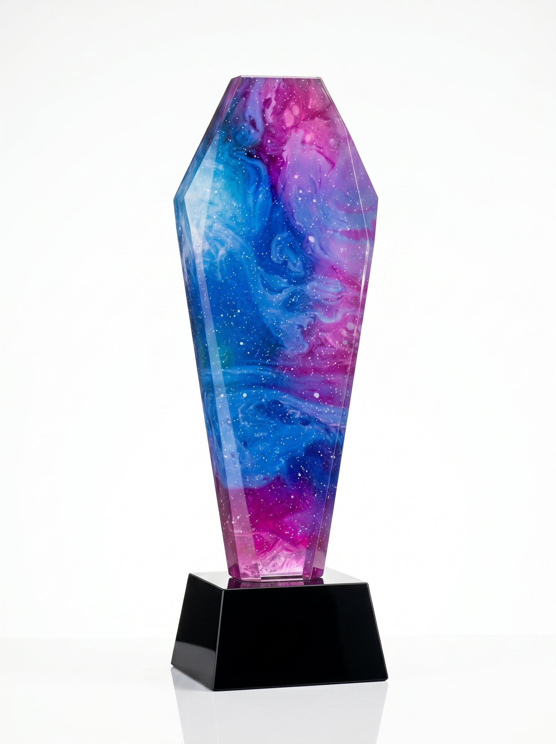 Trophée en verre au design galaxie sur socle noir, idéal pour une récompense cristal.
