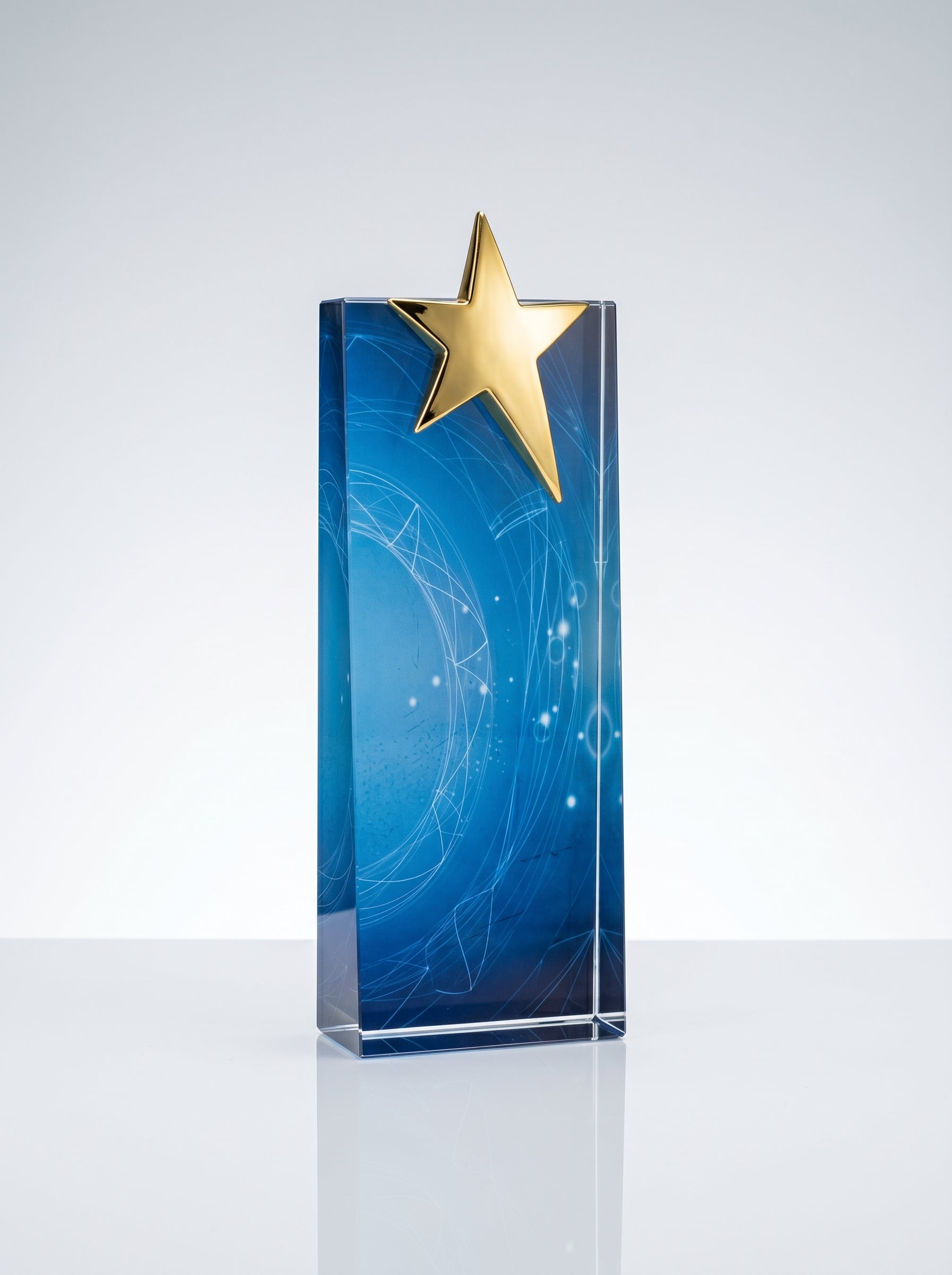 Trophée en verre bleu avec étoile dorée en relief, idéal pour une récompense cristal.