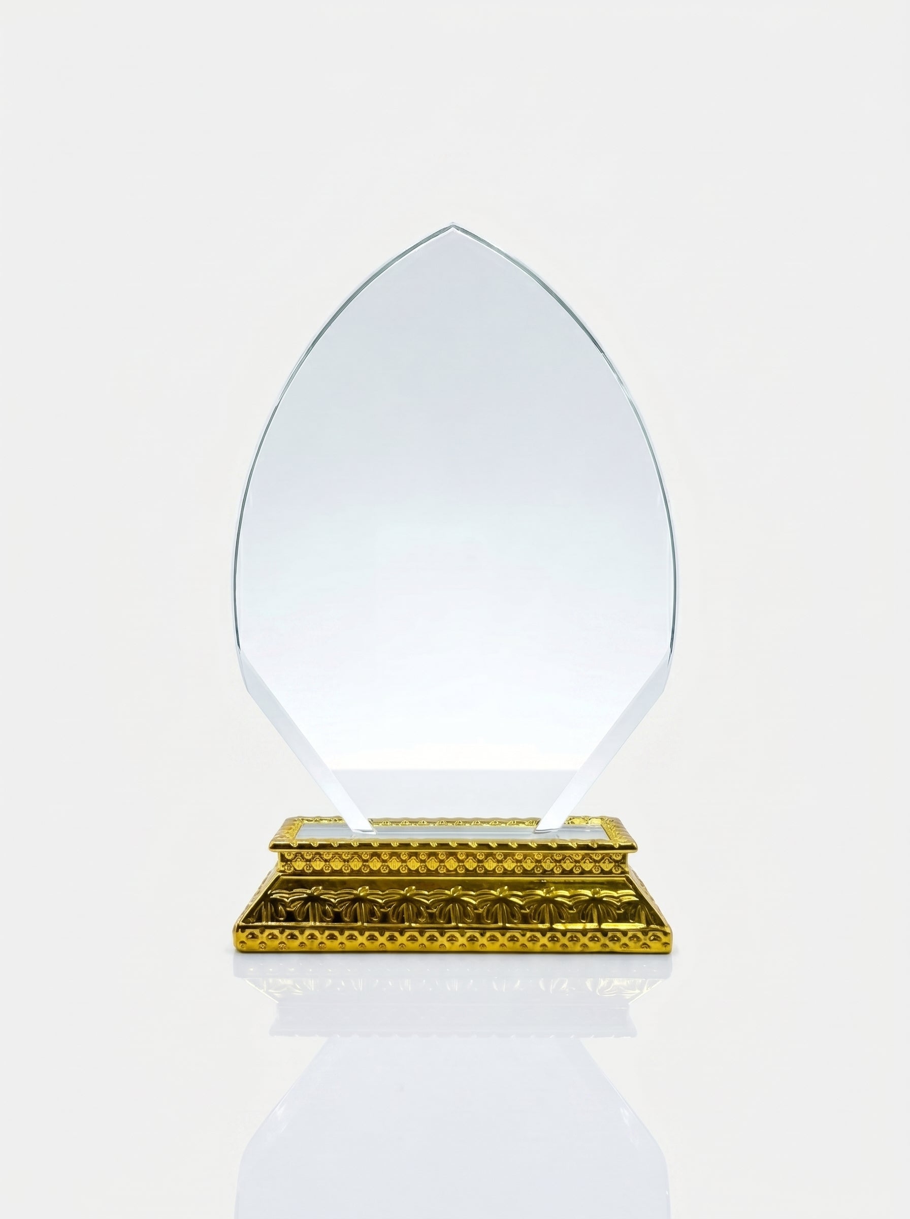 Trophée d'entreprise personnalisé en forme de flamme avec un magnifique socle ornementé doré.