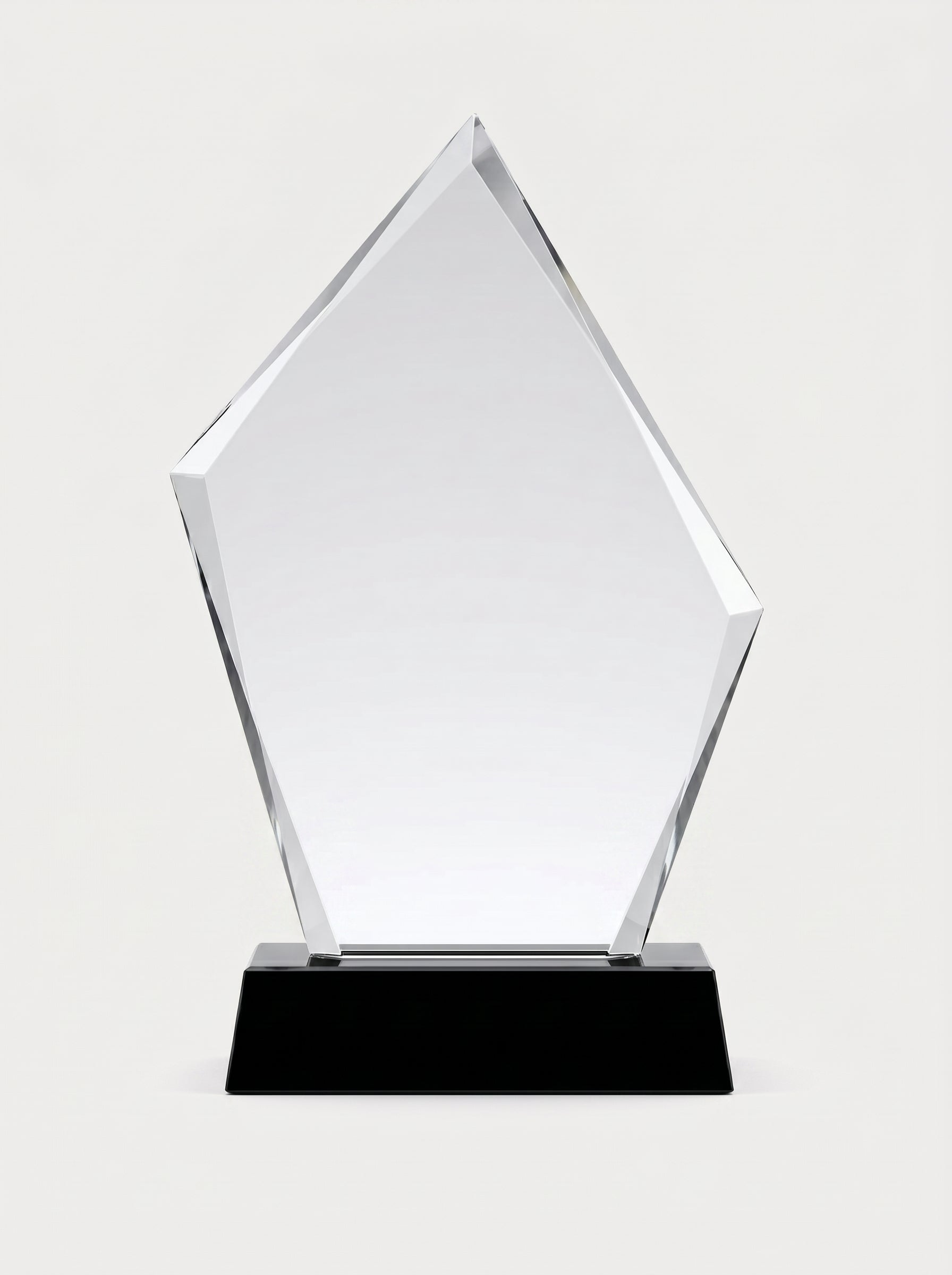 Trophée en verre pour bureau en cristal optique K9 avec gravure laser sur verre personnalisée, posé sur un bureau moderne en bois.