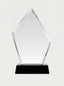 Trophée en verre pour bureau en cristal optique K9 avec gravure laser sur verre personnalisée, posé sur un bureau moderne en bois.