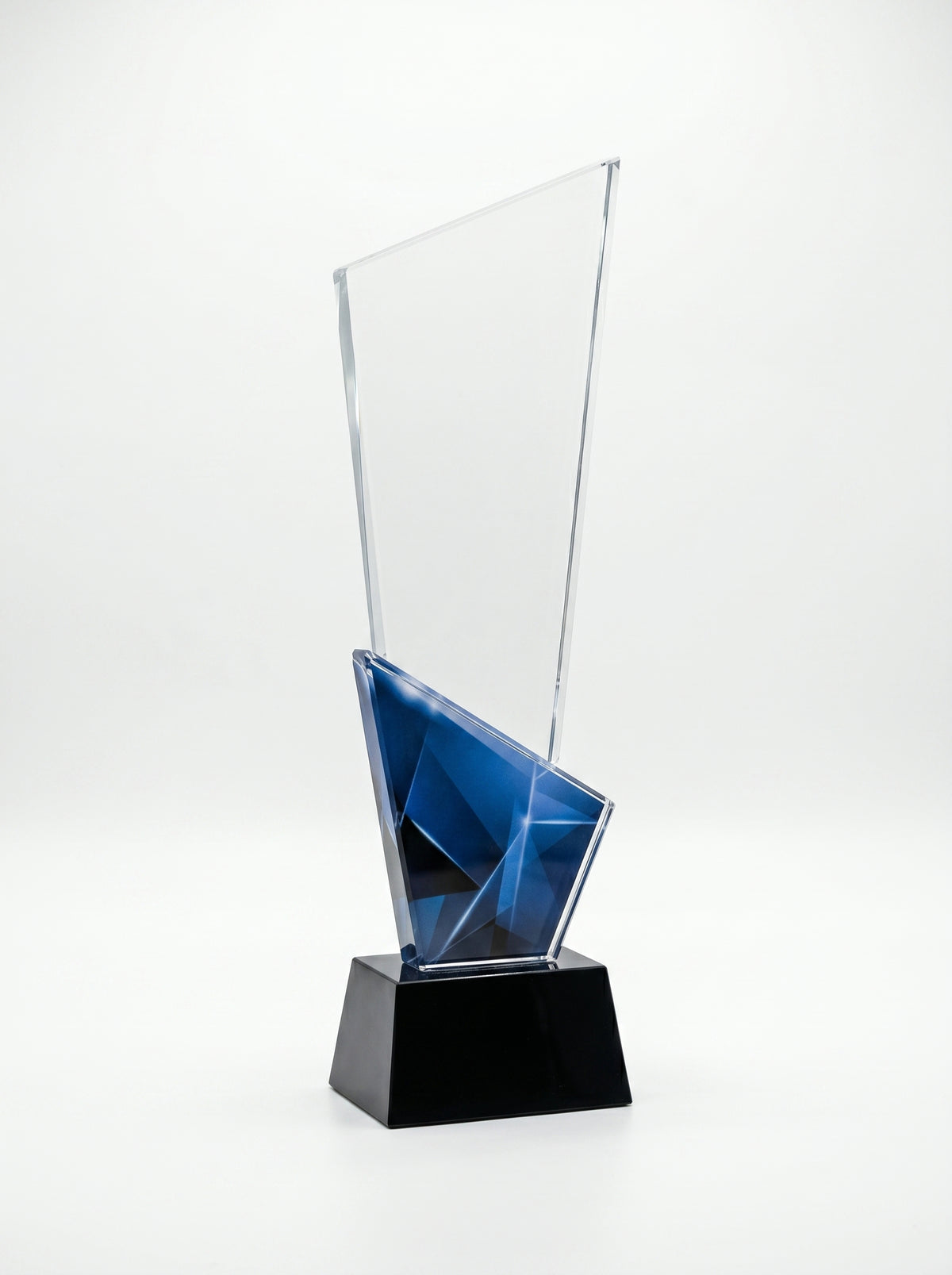Trophée verre d'excellence transparent posé sur un bureau d'entreprise moderne