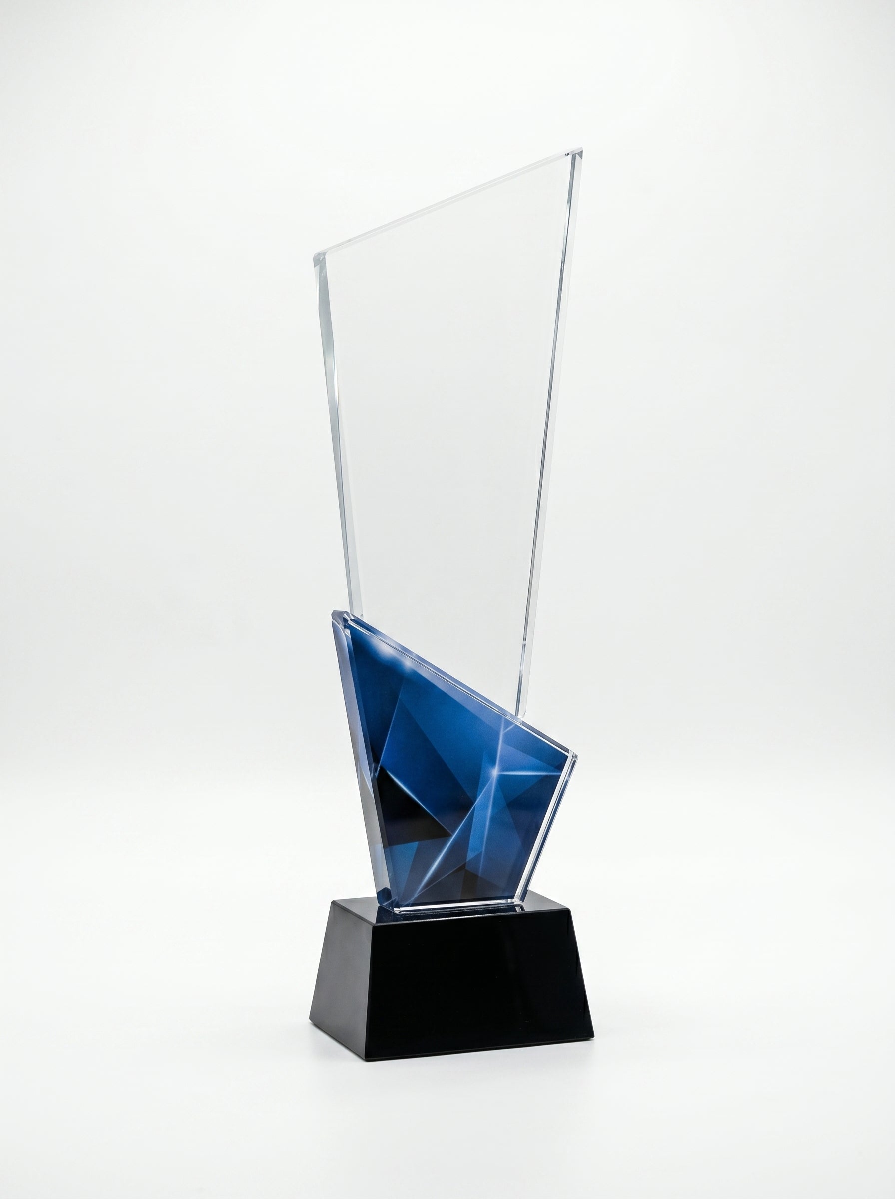 Trophée verre d'excellence transparent posé sur un bureau d'entreprise moderne