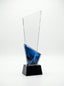 Trophée verre d'excellence transparent posé sur un bureau d'entreprise moderne