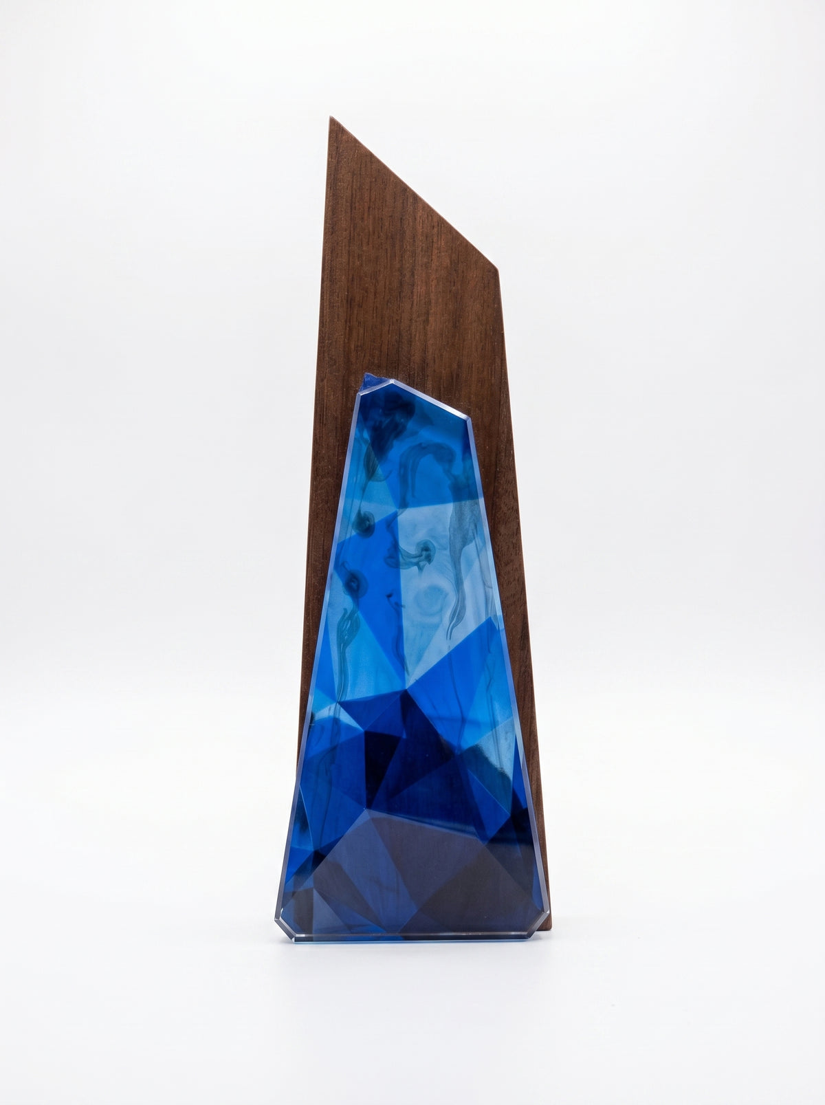 Trophée verre et bois personnalisé avec design moderne posé sur un bureau