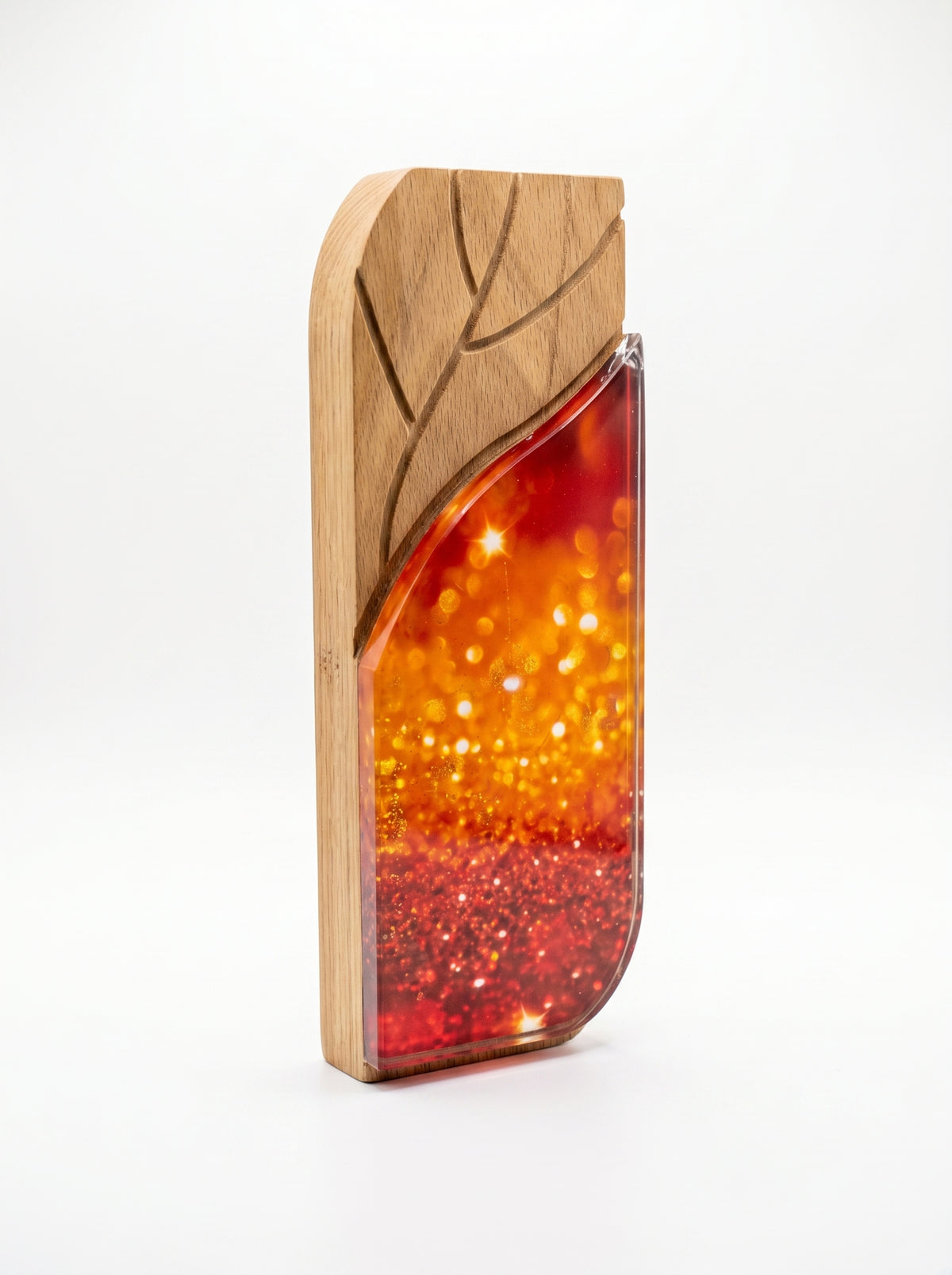 Trophée verre et bois personnalisé posé sur un bureau de direction