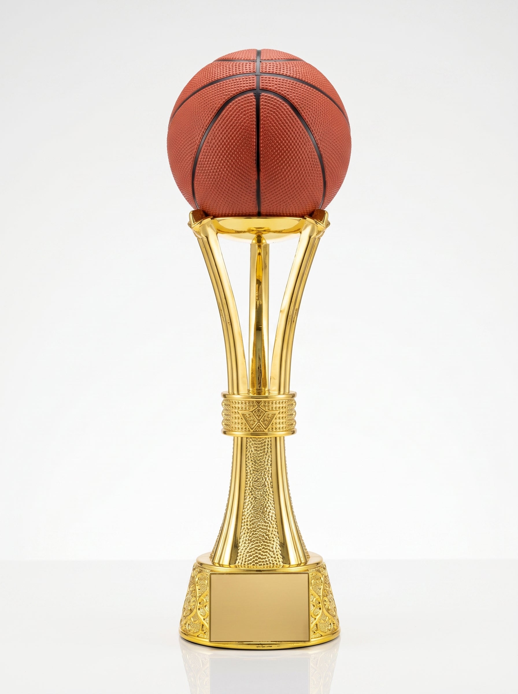 Trophée de bureau en verre cristal premium biseauté posé sur un bureau de direction.
