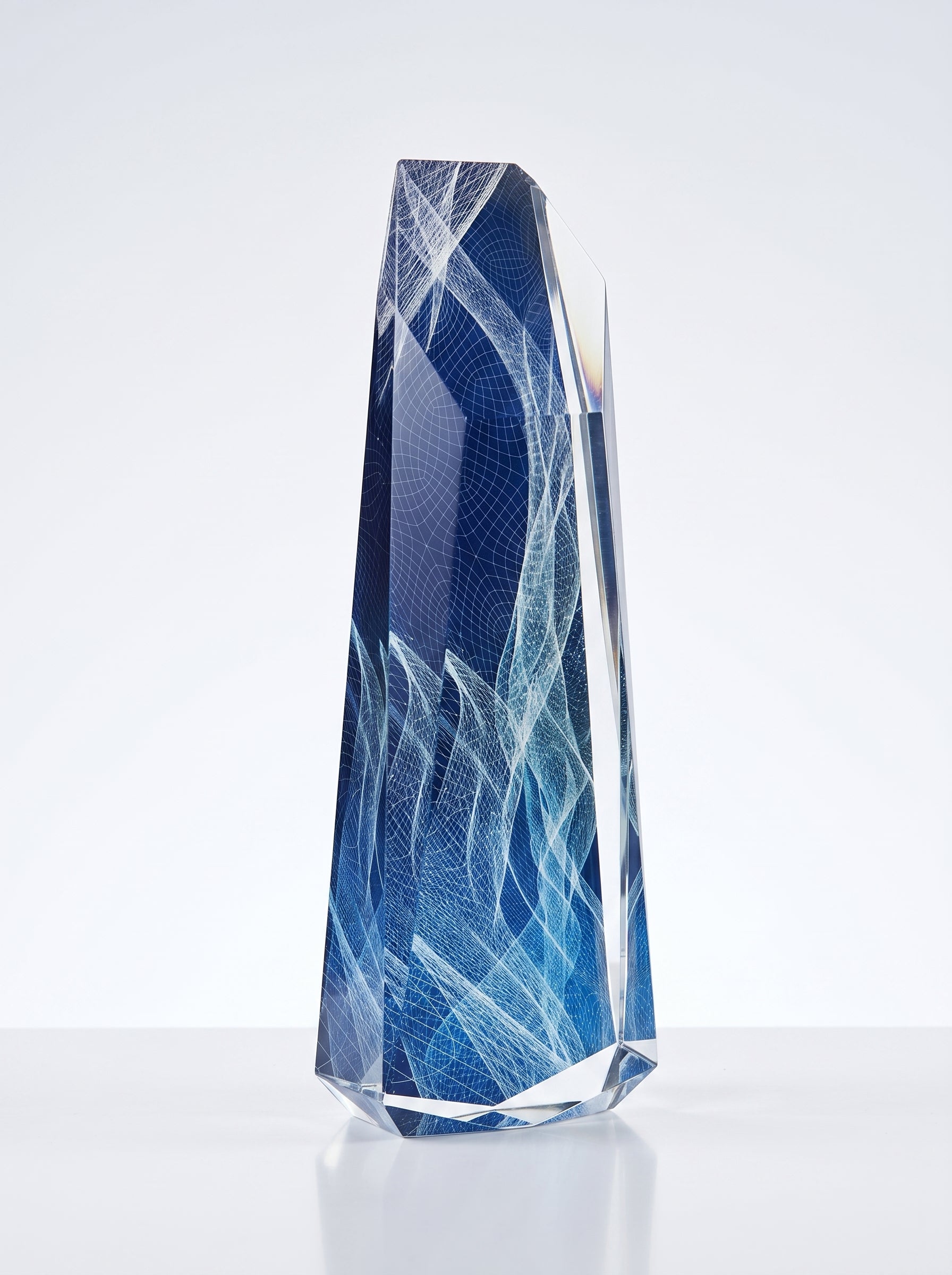 Trophée en verre personnalisé avec gravure interne 3D bleue de réseaux et vagues