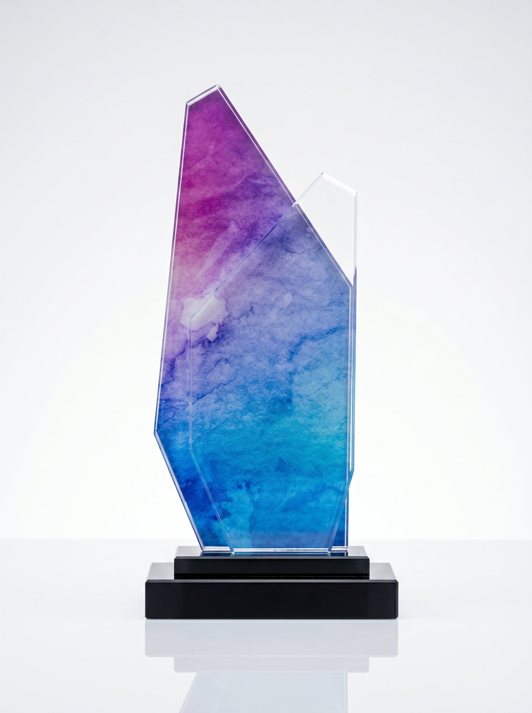 Trophée en verre personnalisé au design asymétrique avec effet aquarelle bleu et violet