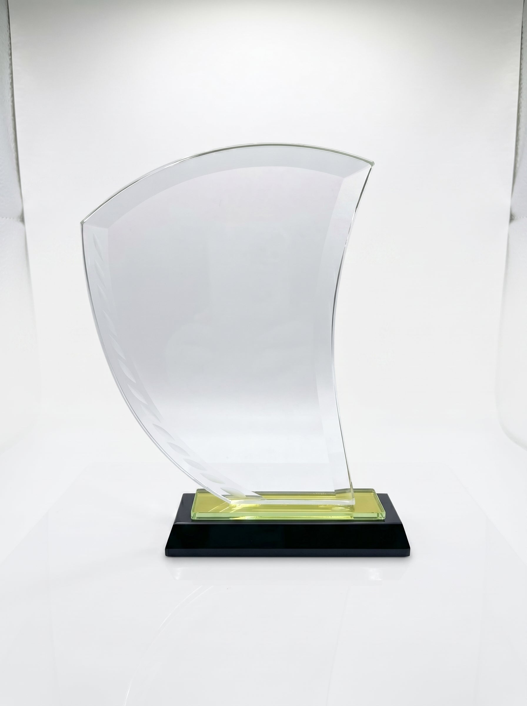 Trophée de bureau en verre au design courbé sur socle noir, idéal pour une récompense entreprise cristal. Image principale du produit