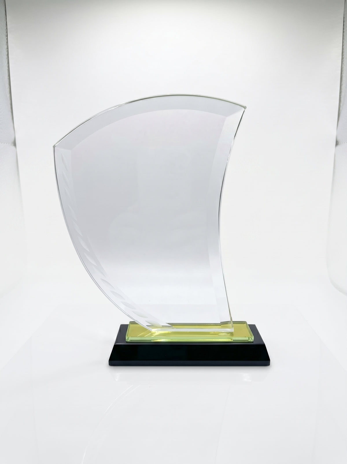 Trophée de bureau en verre au design courbé sur socle noir, idéal pour une récompense entreprise cristal.