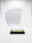 Trophée de bureau en verre au design courbé sur socle noir, idéal pour une récompense entreprise cristal.