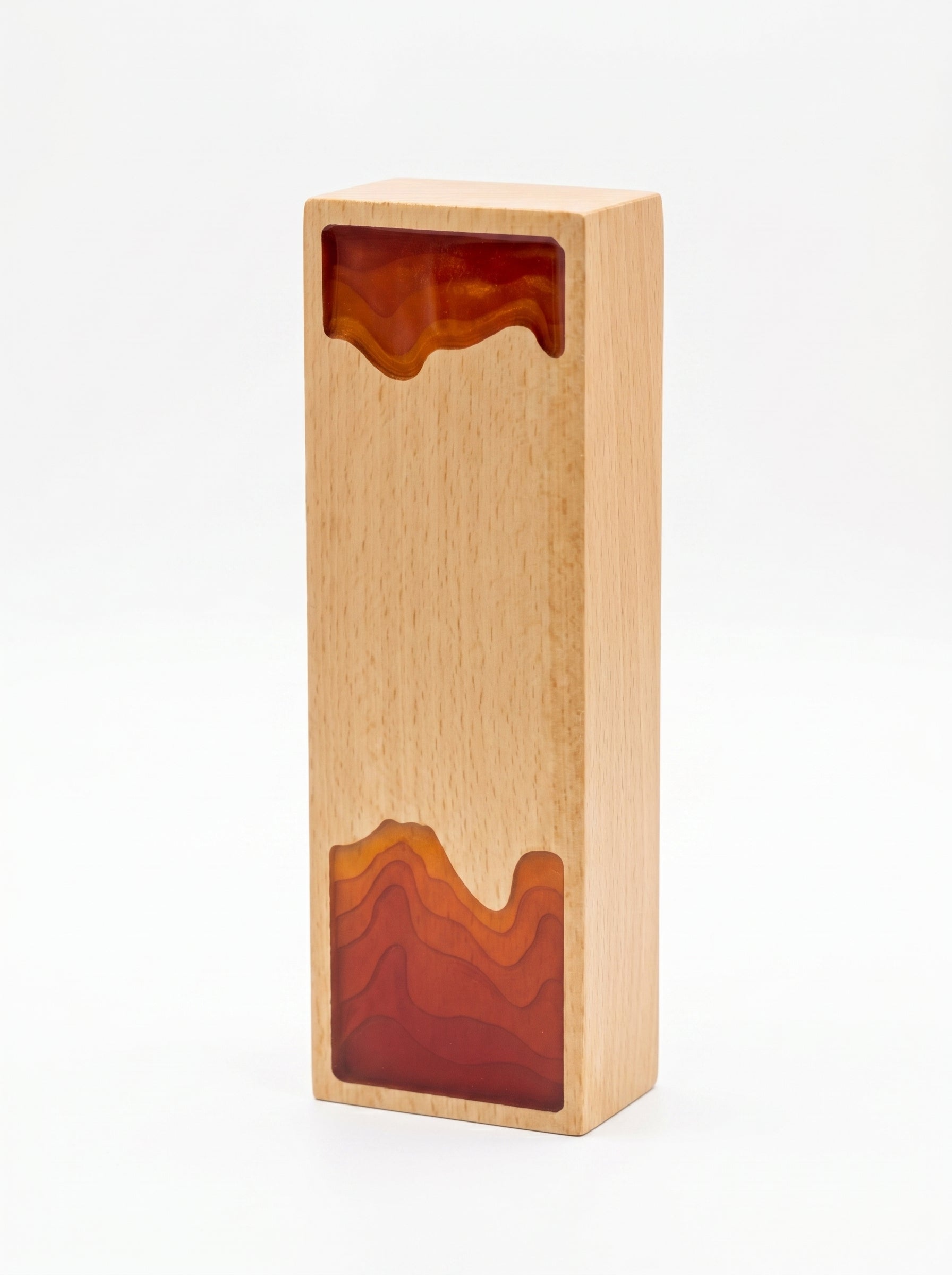 Trophée en bois bureau design avec incrustations translucides sur un espace de travail