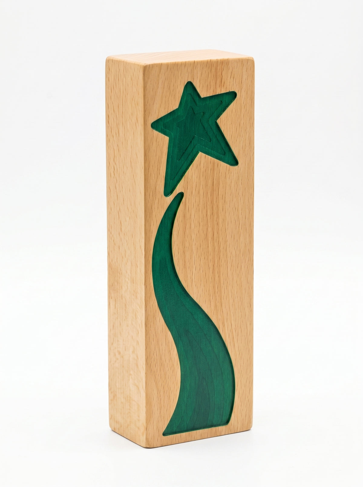 Trophée en bois bureau massif mis en valeur sur une table de réunion moderne