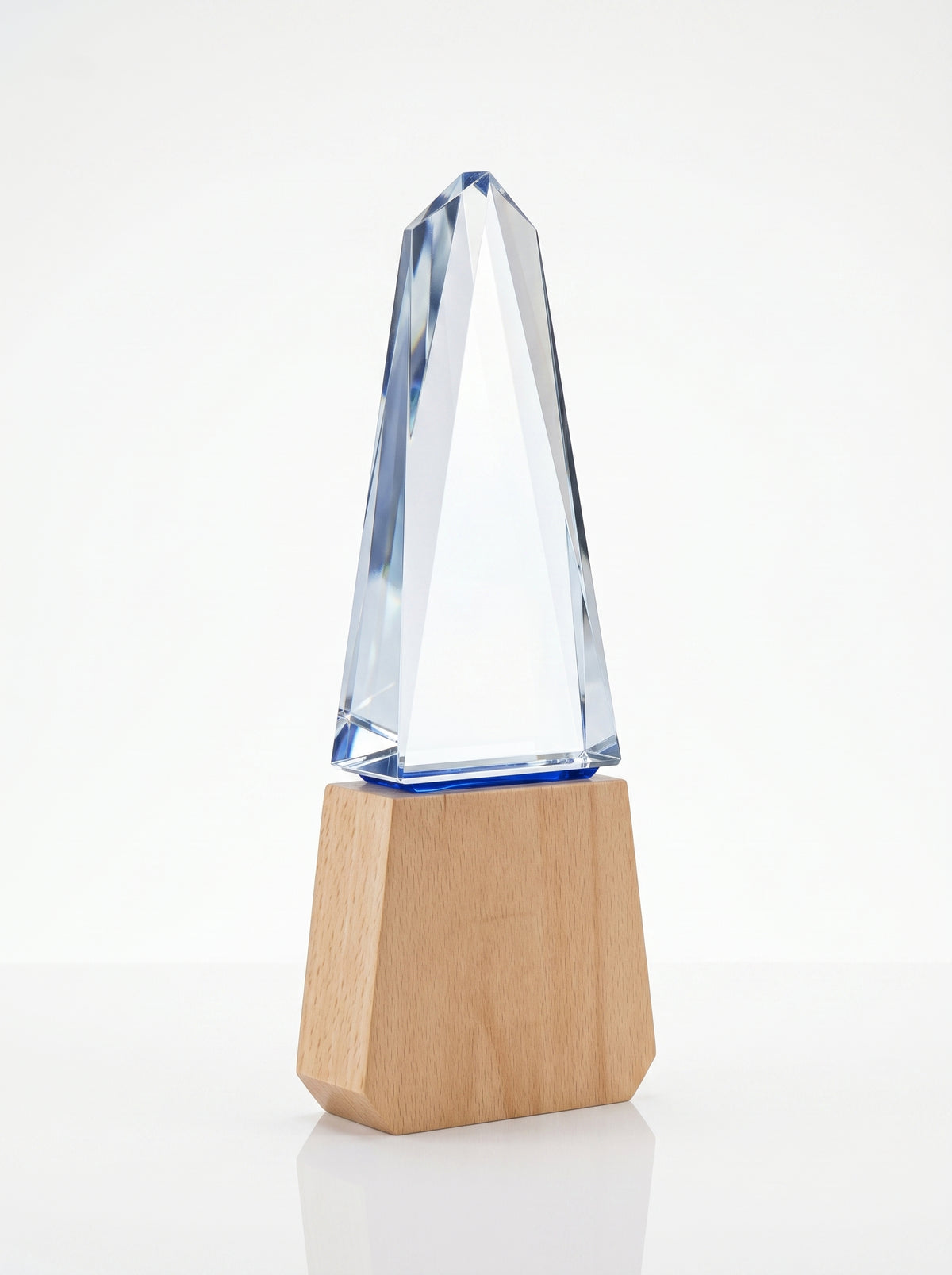 Trophée verre et bois naturel lumineux sur un bureau d'entreprise.