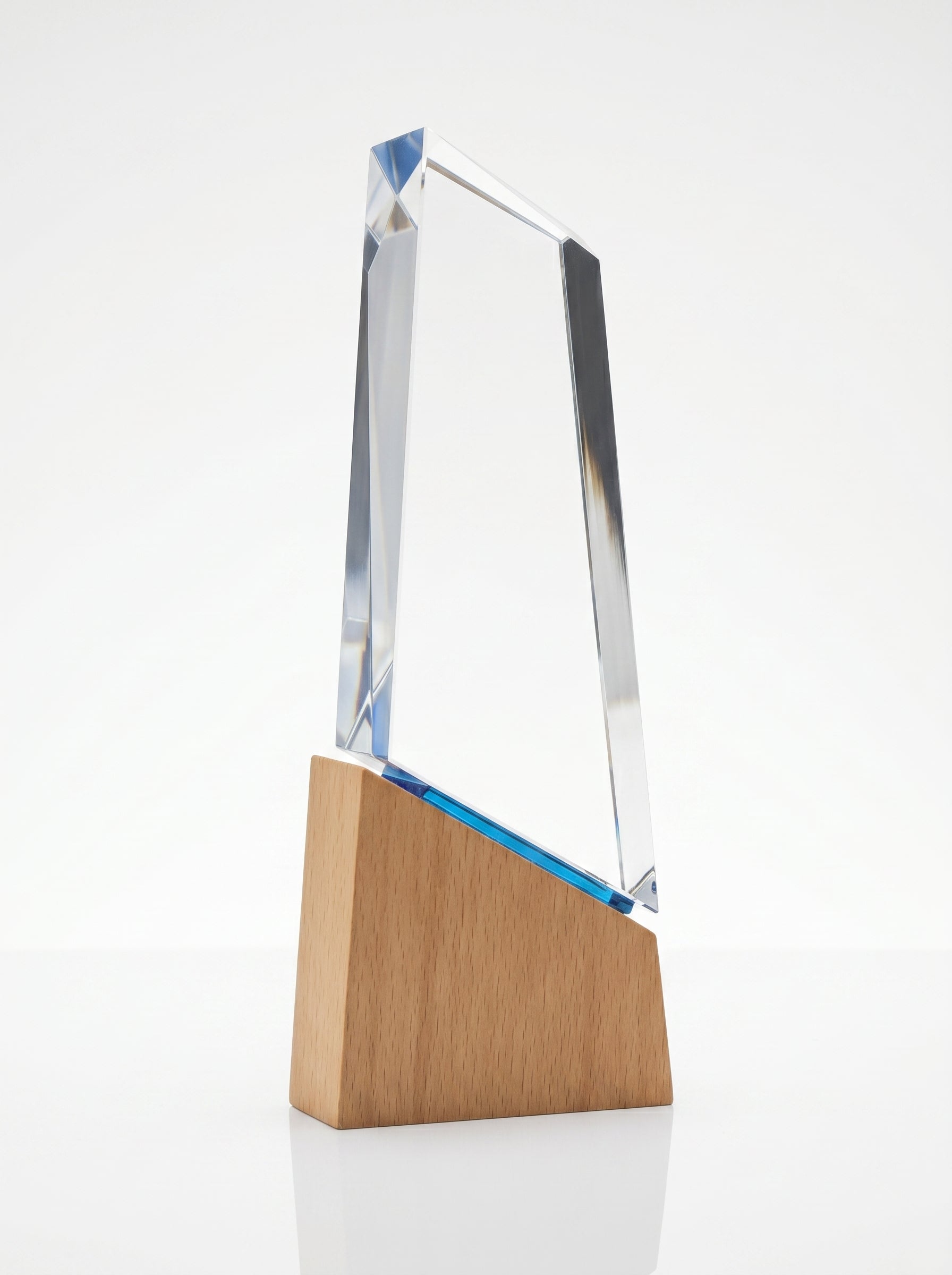Trophée de bureau éco-prestige de face, montrant la clarté du verre et la base asymétrique en bois naturel.