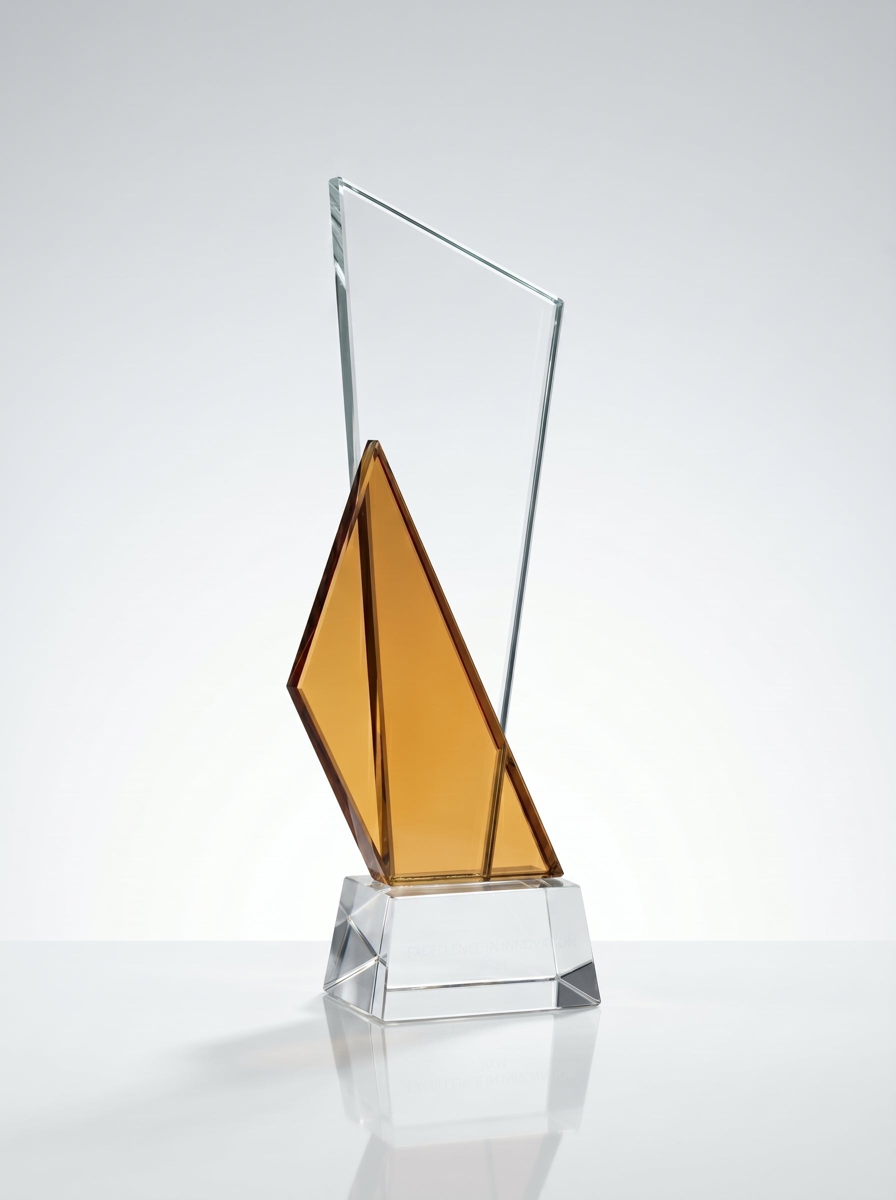 Trophée verre avec boîte et étoile bleue pour récompense entreprise gravée.
