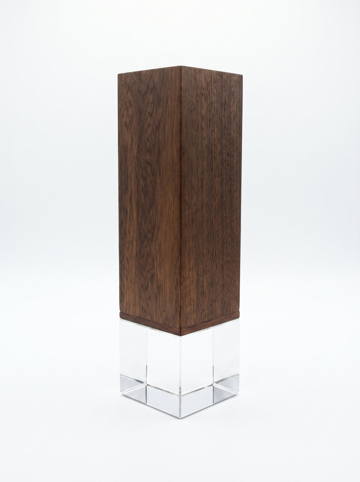Trophée personnalisé éco-responsable en verre de cristal et bois de noyer massif pour récompense d'entreprise.