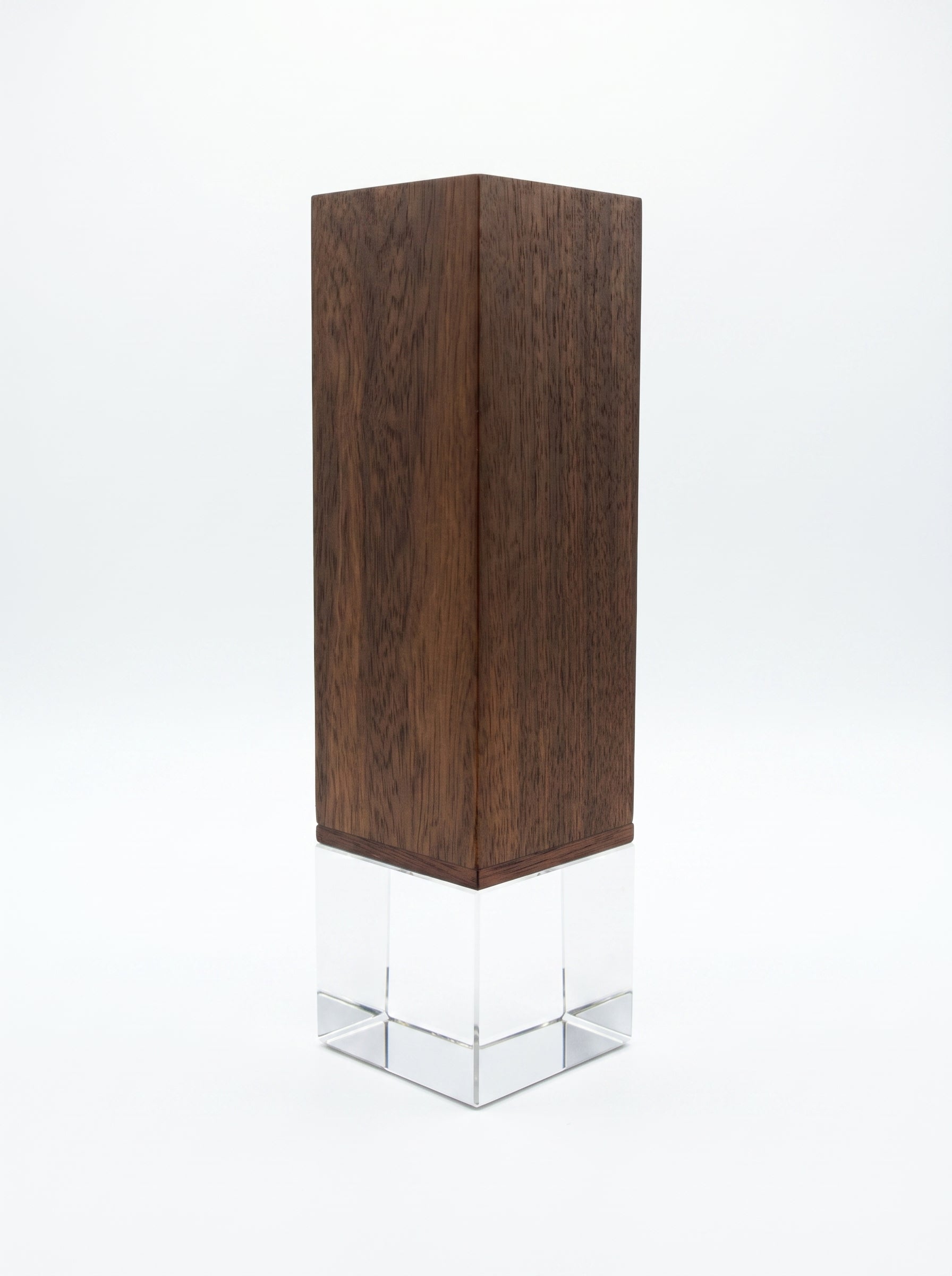Trophée personnalisé éco-responsable en verre de cristal et bois de noyer massif pour récompense d'entreprise.