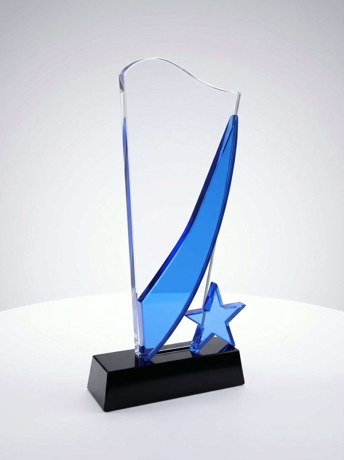 Trophée verre avec boîte et étoile bleue pour récompense entreprise gravée.