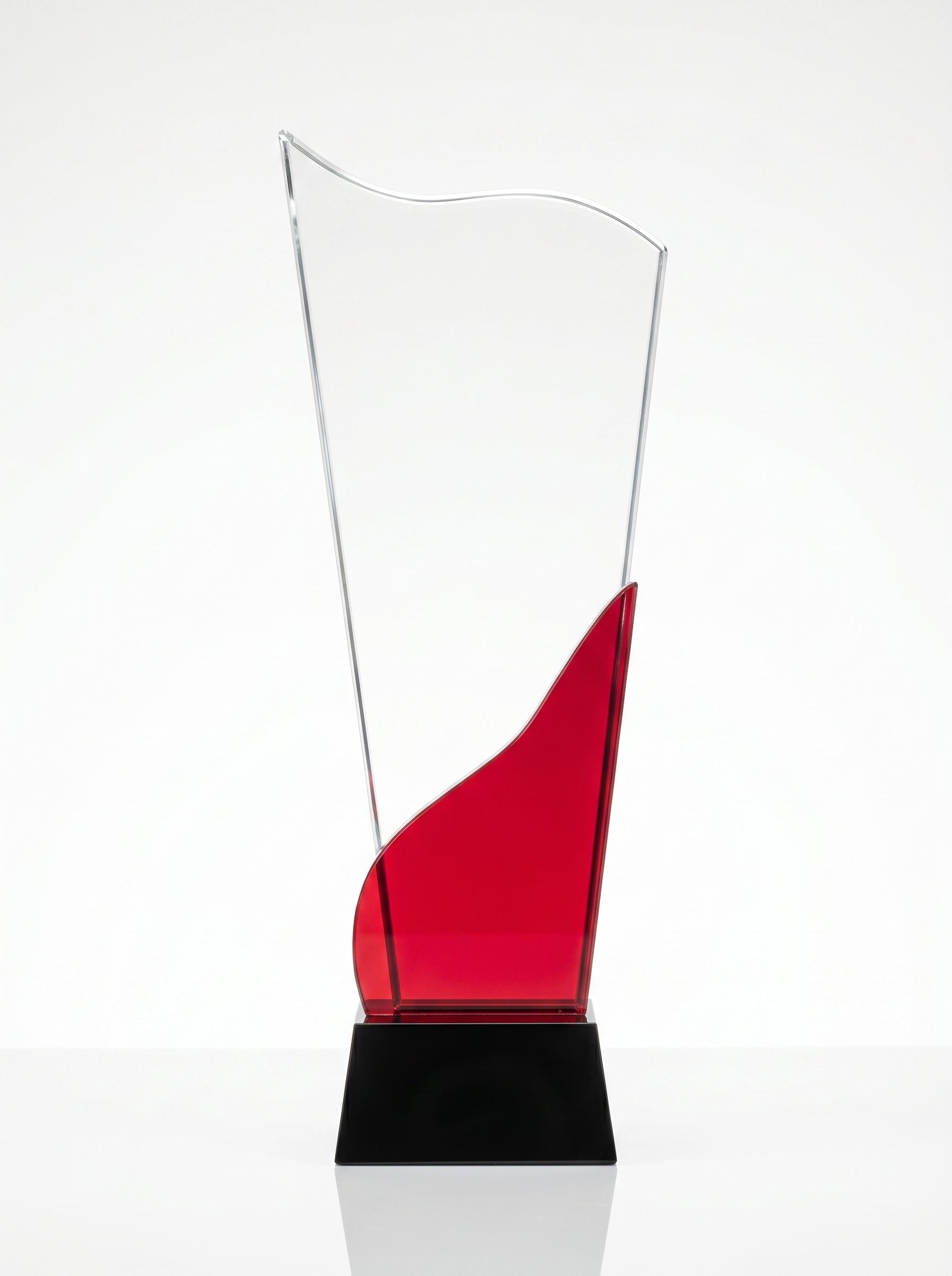 Trophée verre avec boîte et design moderne rouge et noir pour récompense entreprise.