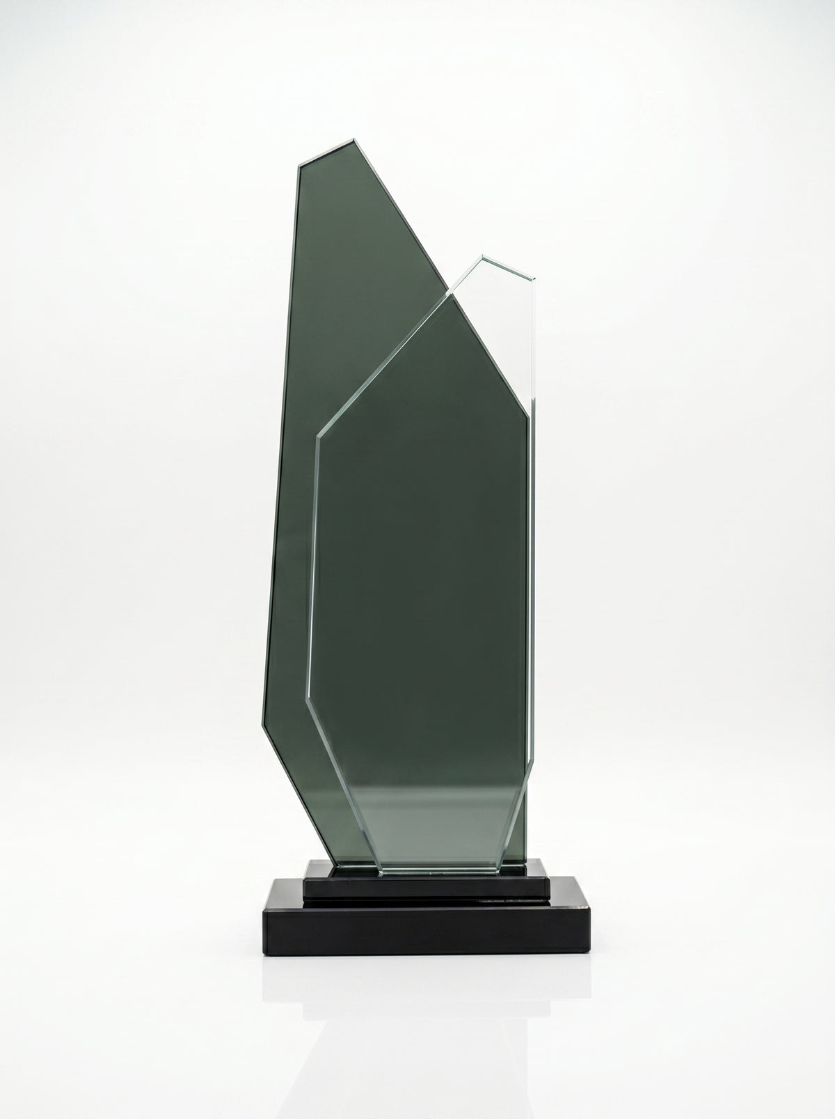Trophée en verr d'honneur au design architectural avec double stèle en cristal fumé et transparent.
