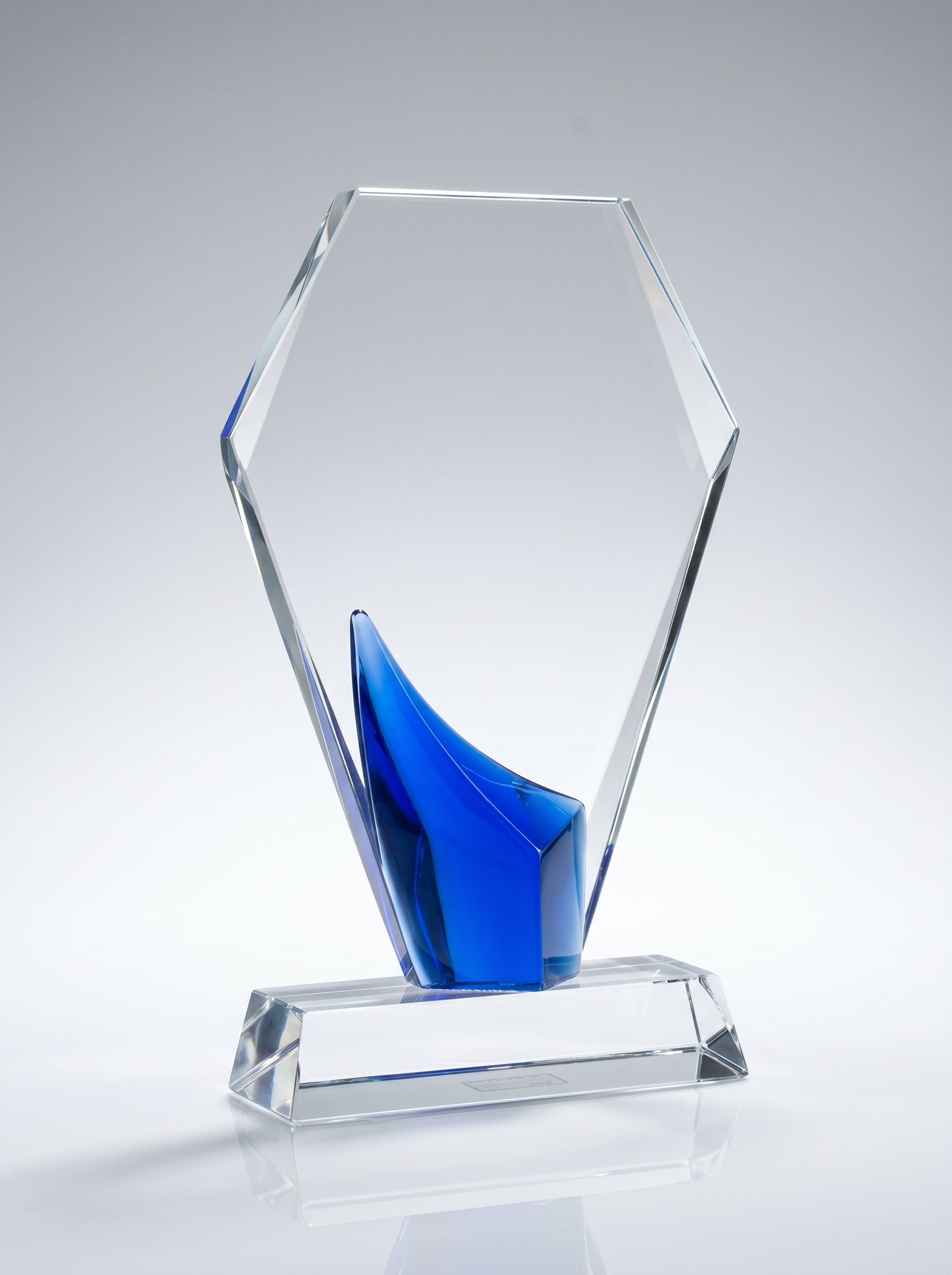 Trophée en verr haut de gamme en forme de diamant avec une vague de cristal bleu cobalt.
