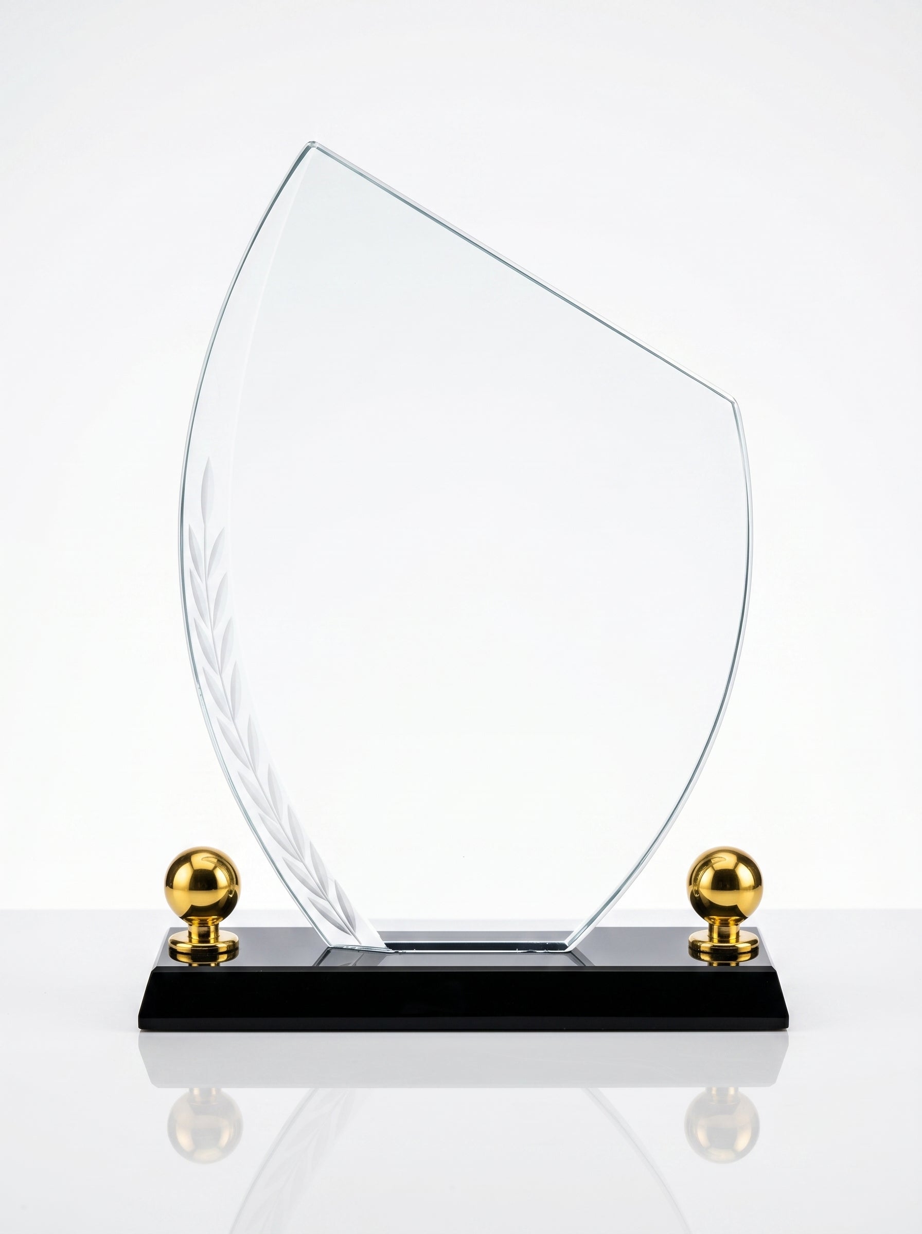 Trophée en verre personnalisable en forme de bouclier avec gravure de lauriers et socle noir.