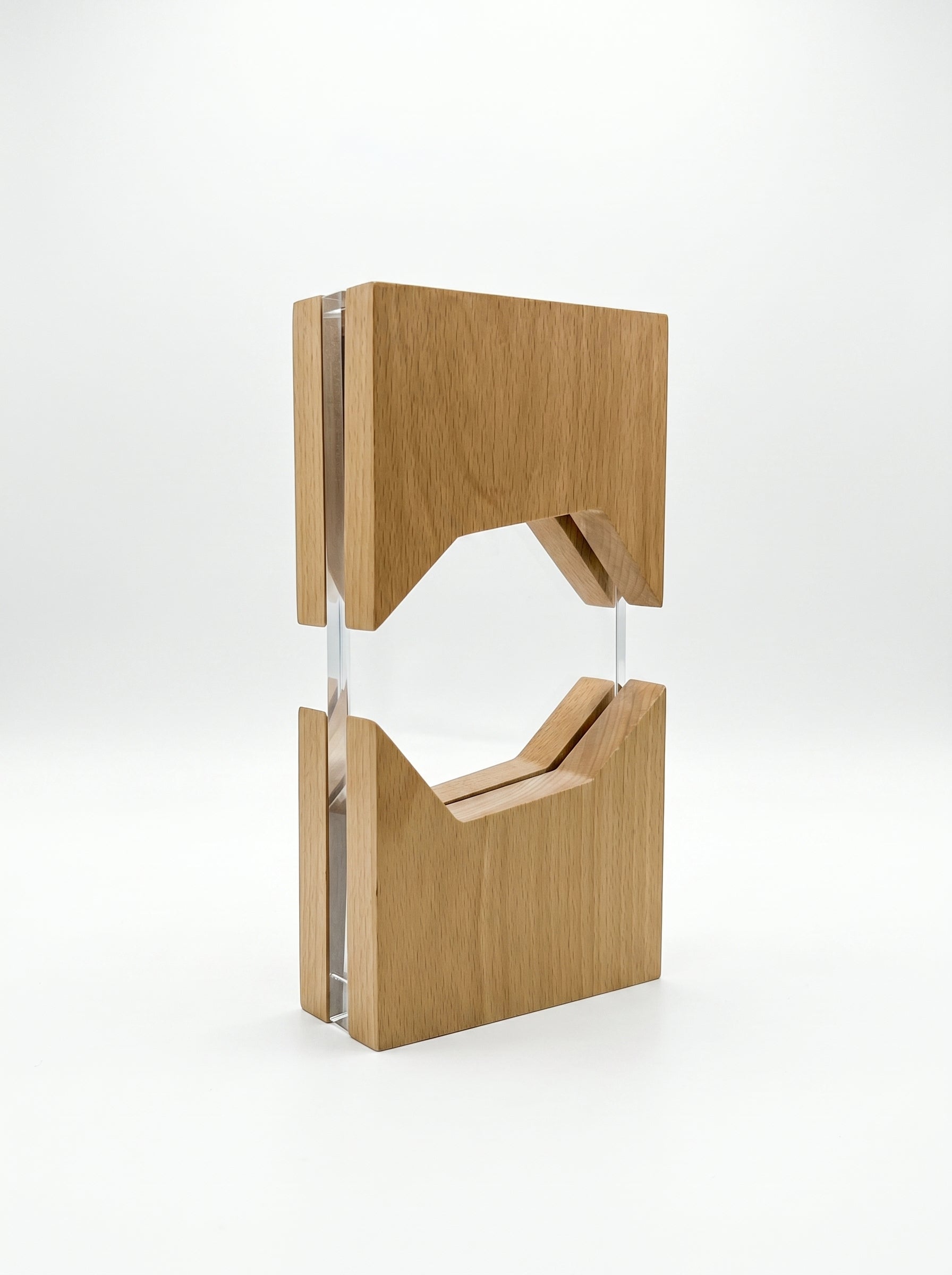 Trophée verre et bois au design géométrique et architectural contemporain.