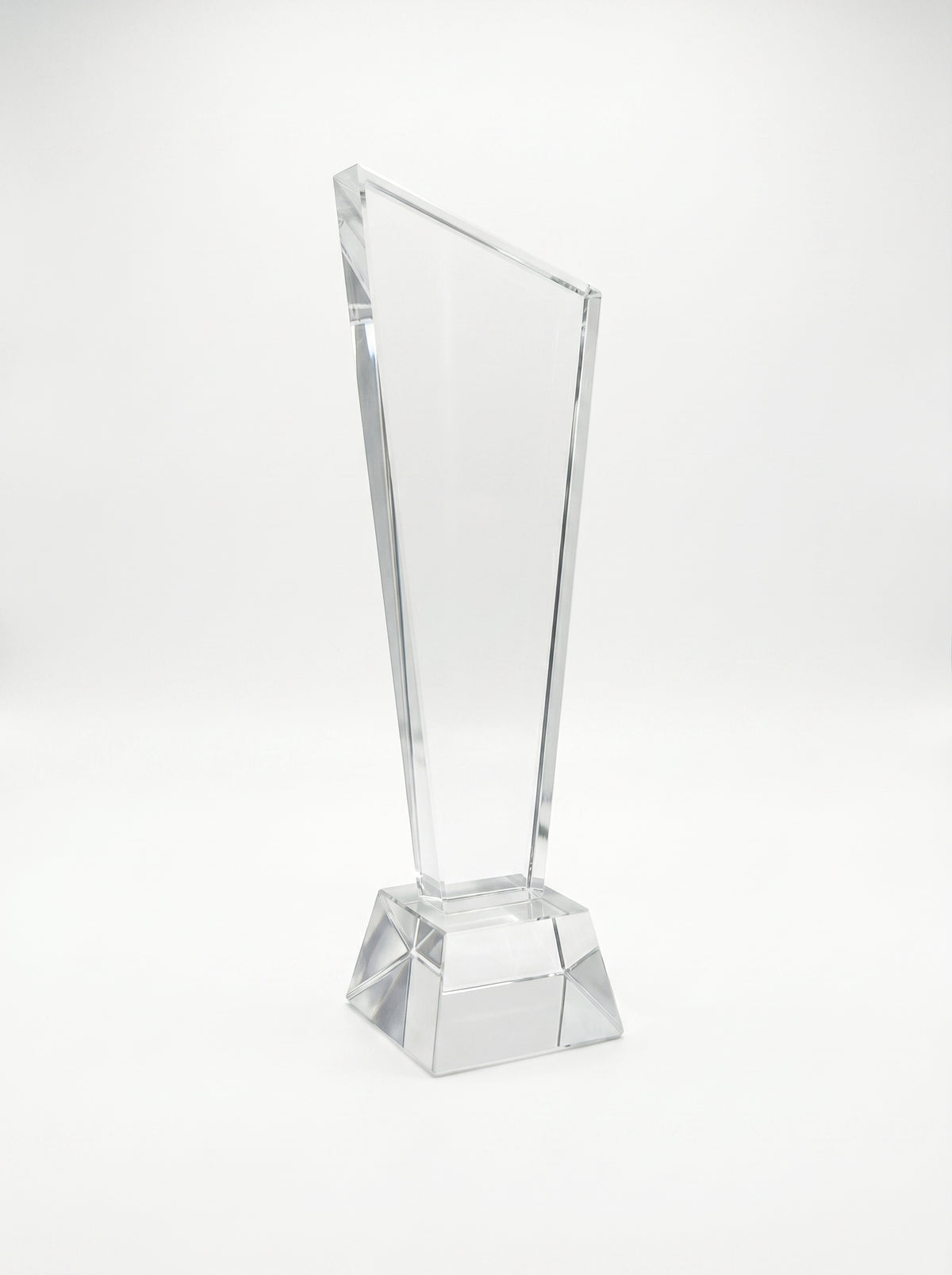 Trophée en verre personnalisable avec coupe asymétrique et base géométrique en cristal.