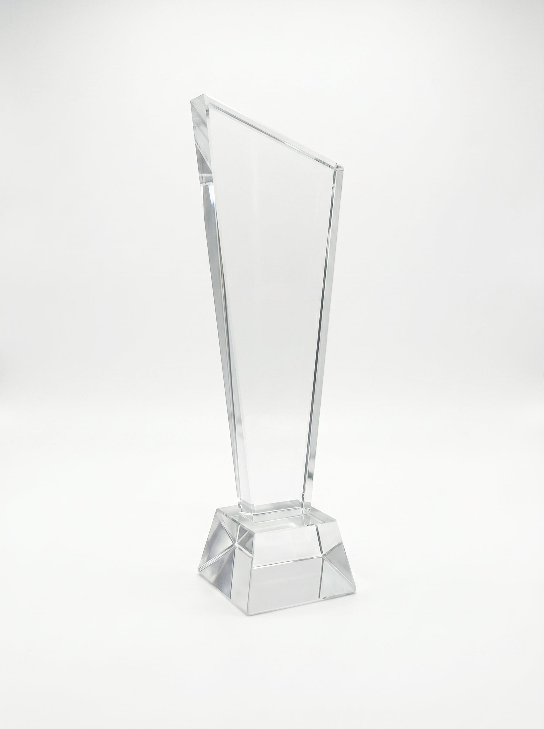 Trophée en verre personnalisable avec coupe asymétrique et base géométrique en cristal.