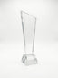 Trophée en verre personnalisable avec coupe asymétrique et base géométrique en cristal.