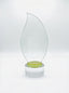 Trophée d'honneur gravé avec de fins motifs de laurier reposant sur un socle en bois premium.