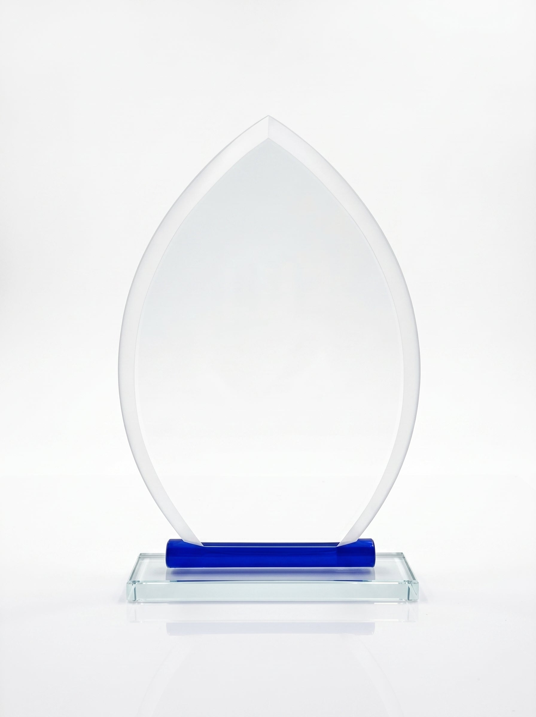 Trophée en verre personnalisable en forme de flamme avec socle transparent biseauté.