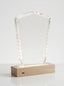 Trophée en verre lumineux sur socle en bois clair avec éclairage LED, idéal pour une récompense entreprise personnalisée.